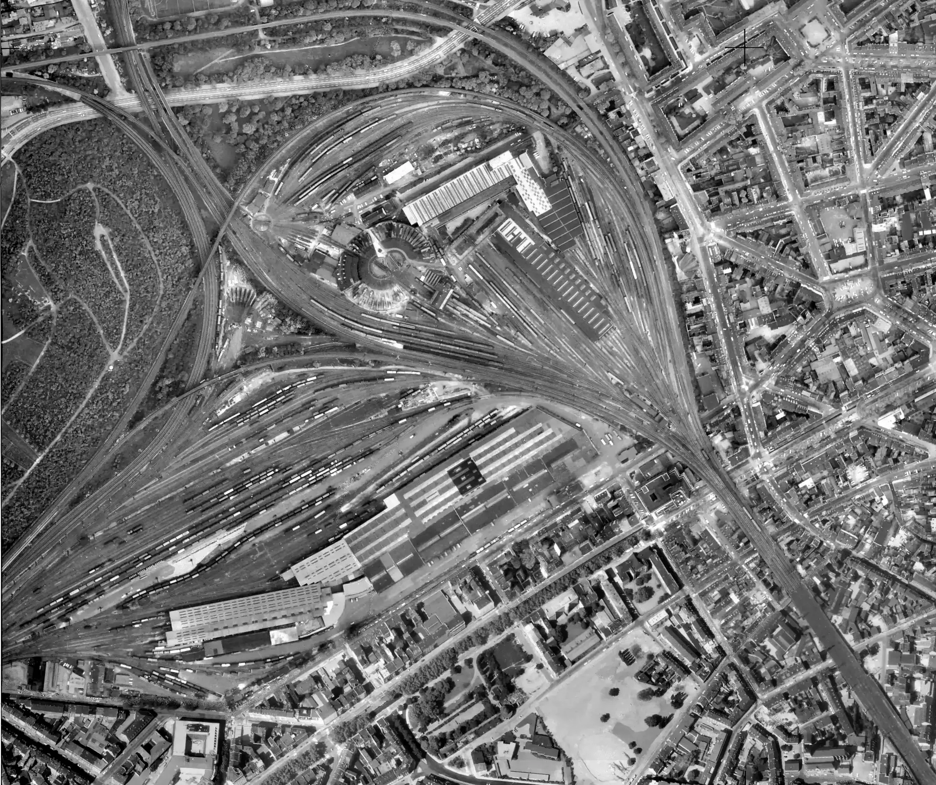 Orthofoto von Köln. Blatt Nippes 10. Mai 1970 Detail mit Köln Betriebsbahnhof und Güterbahnhof Köln-Gereon