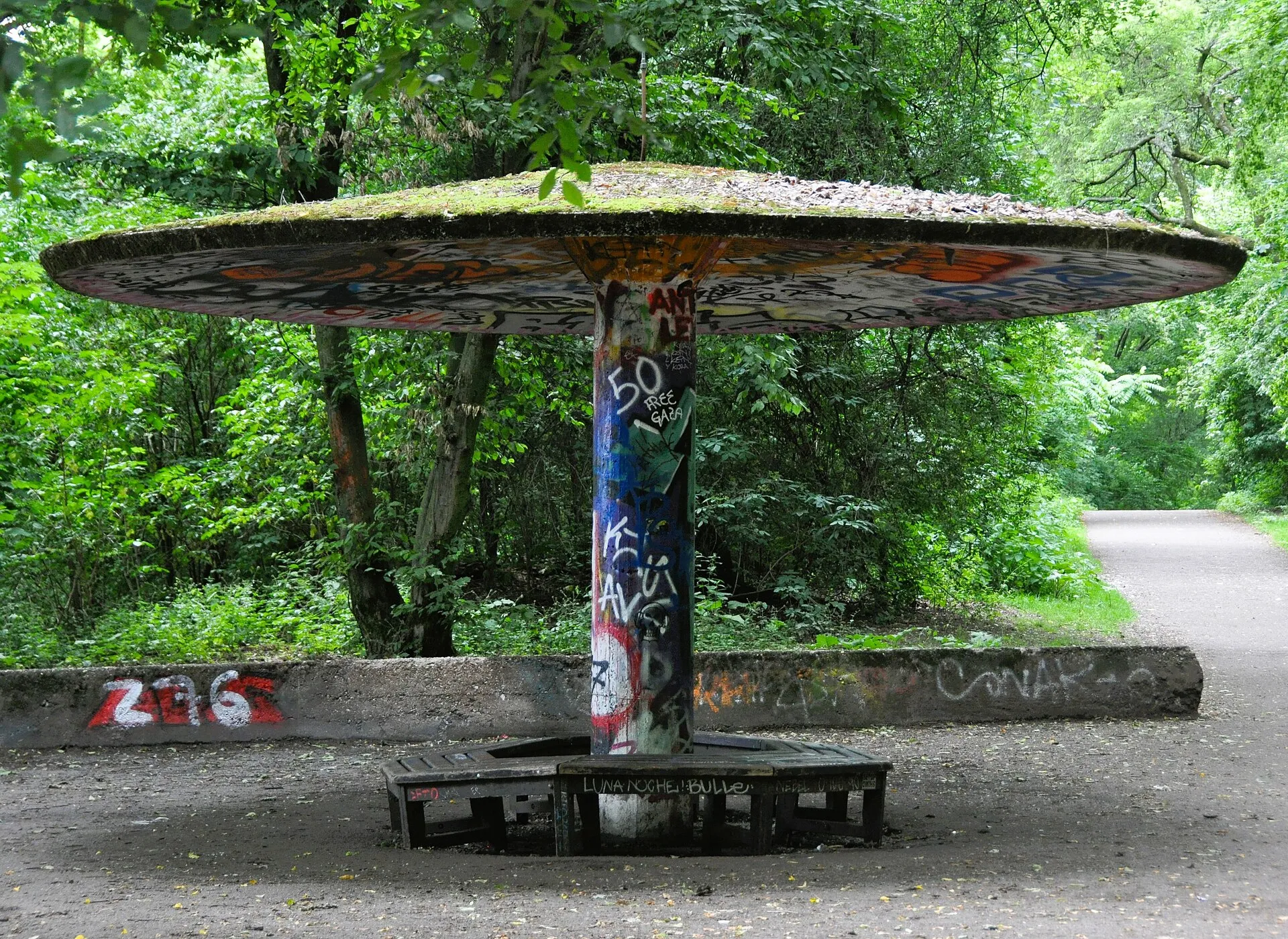 Wetterpilz auf dem Herkulesberg. Erbaut Mitte der 1960er Jahre, gilt als der höchstgelegene Wetterpilz Kölns [1] - LSG-Innerer Gruenguertel