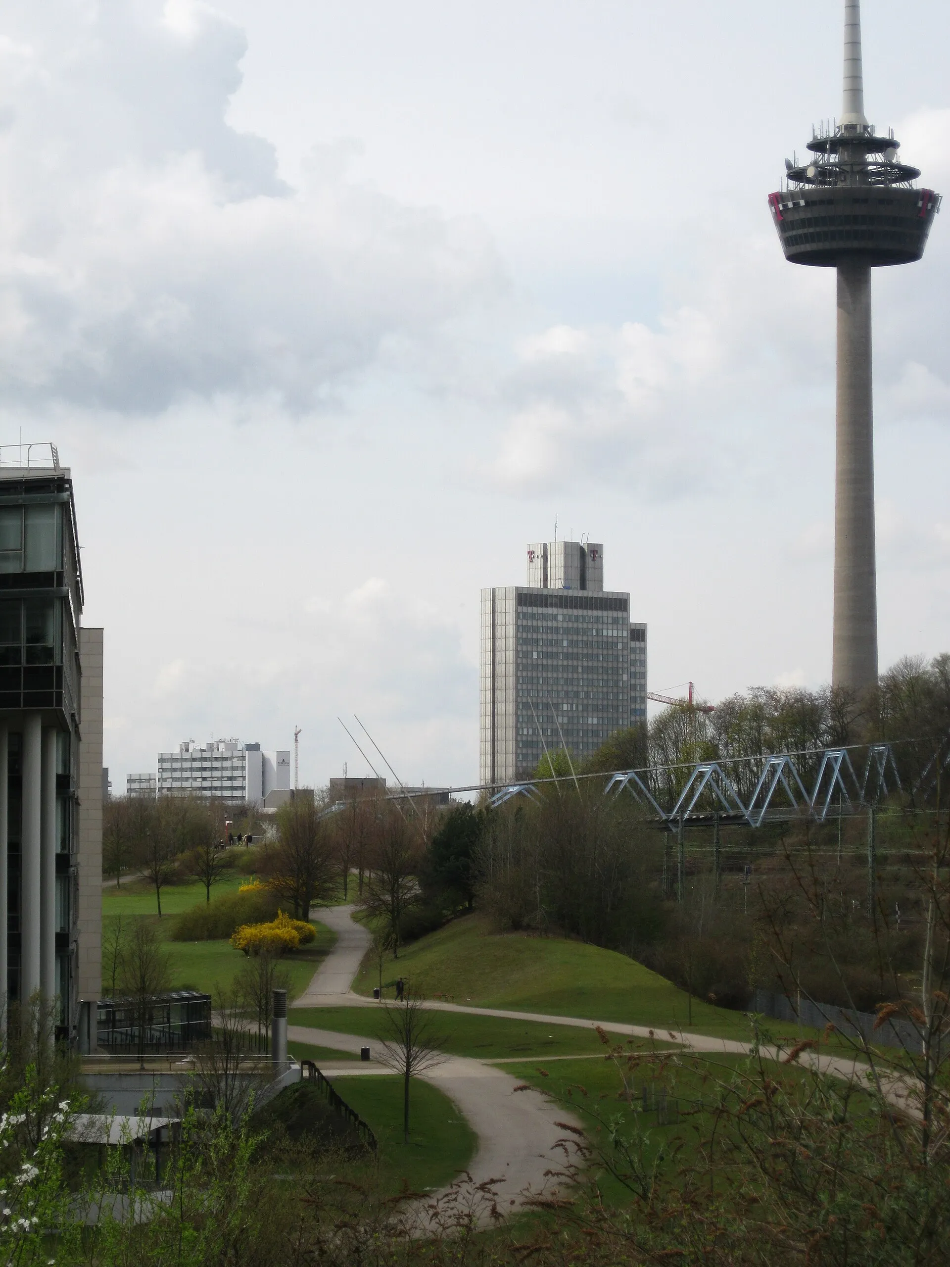Teil des Mediaparks, im Hintergrund Telekom-Haus und Fernsehturm erkennbar mit Heuschreckenbrücke