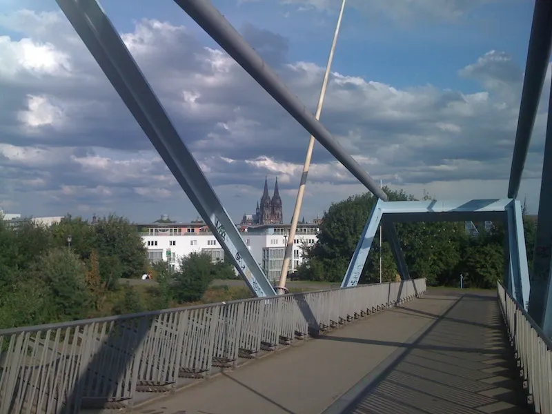 Shot in early 2010, I think. Perhaps. Maybe. Heuschreckenbrücke