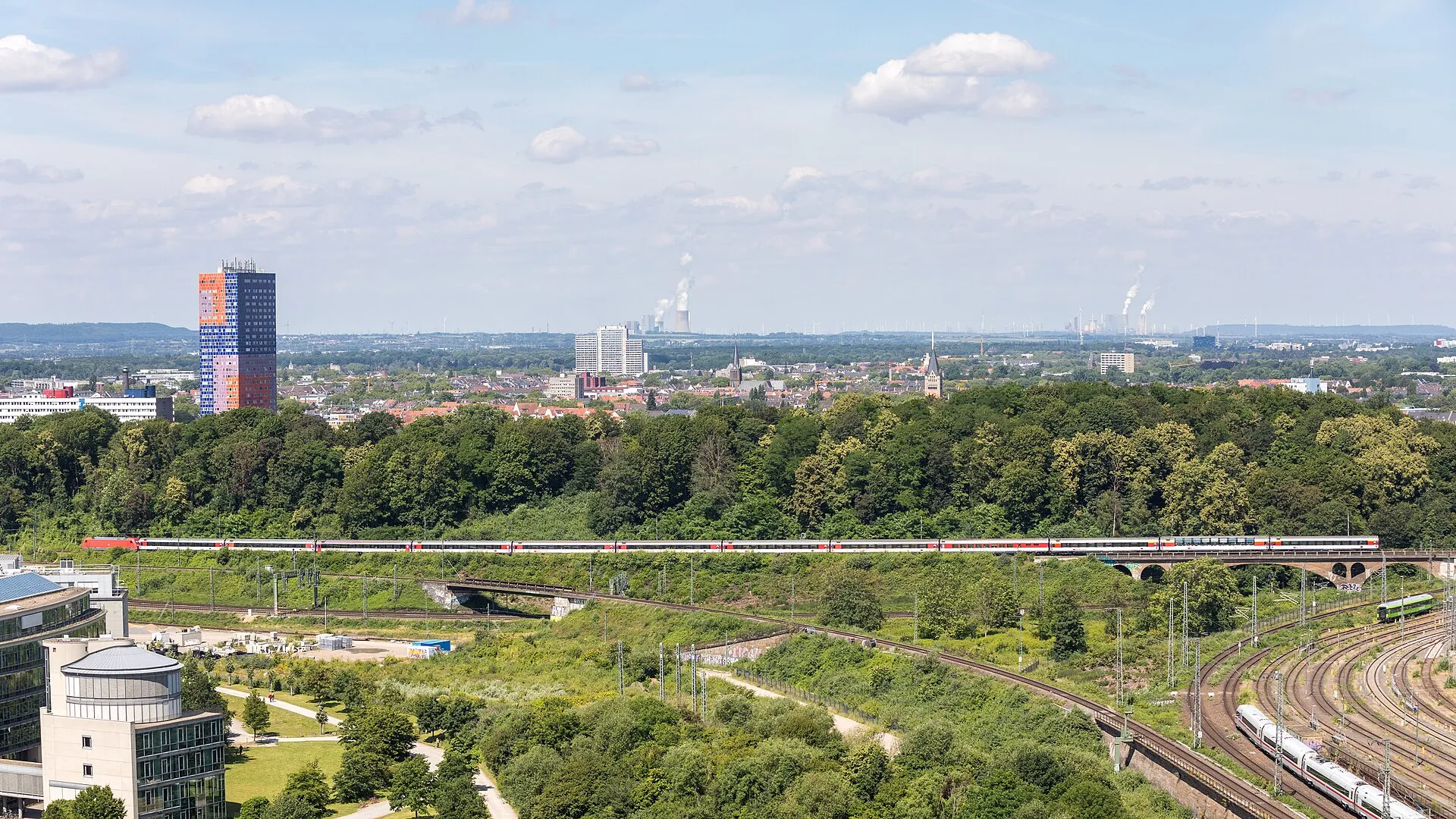Herkulesberg, Köln. Im Hintergrund: Köln-Ehrenfeld.. Links das Herkuleshochhaus. Im Vordergrund Bahnanlagen des DB-Werks Köln Betriebsbahnhof. Standort: Hansaho