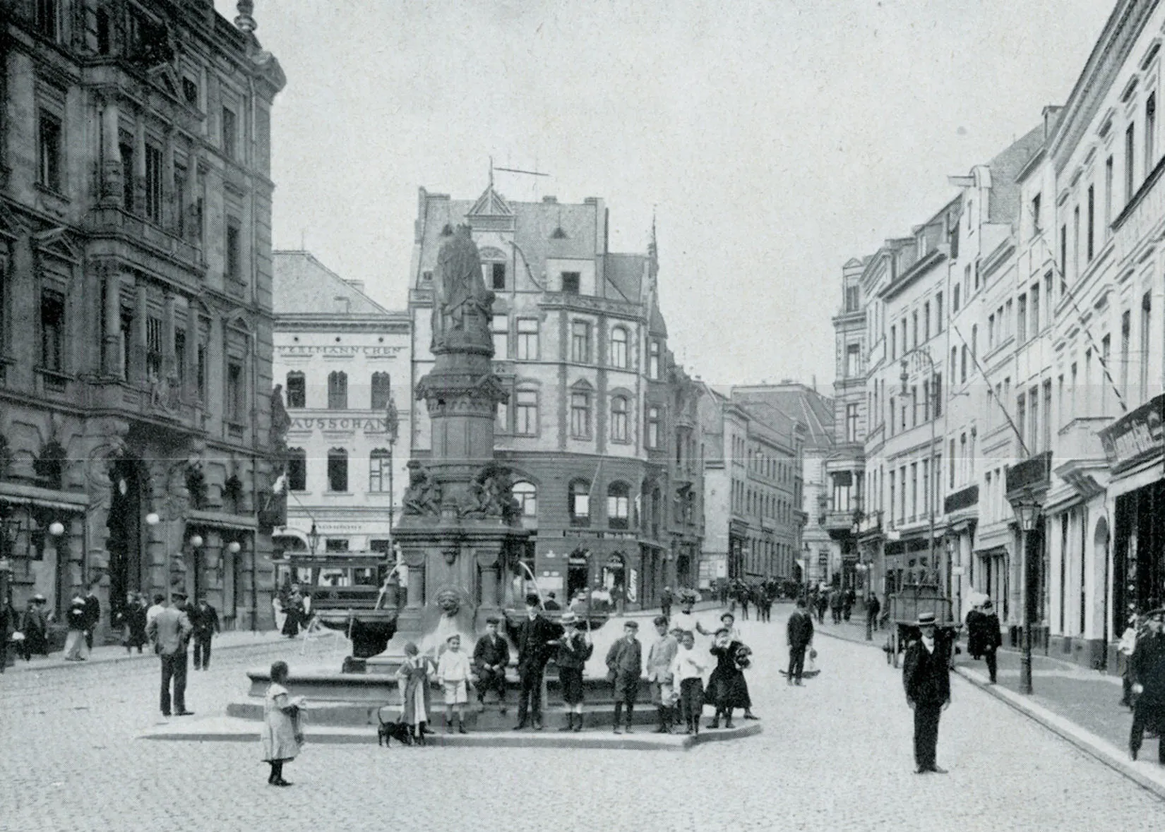 Cologne, view over the Waidmarkt towards Hohe Pforte, Herman Joseph fountain in the foreground, ca. 1910