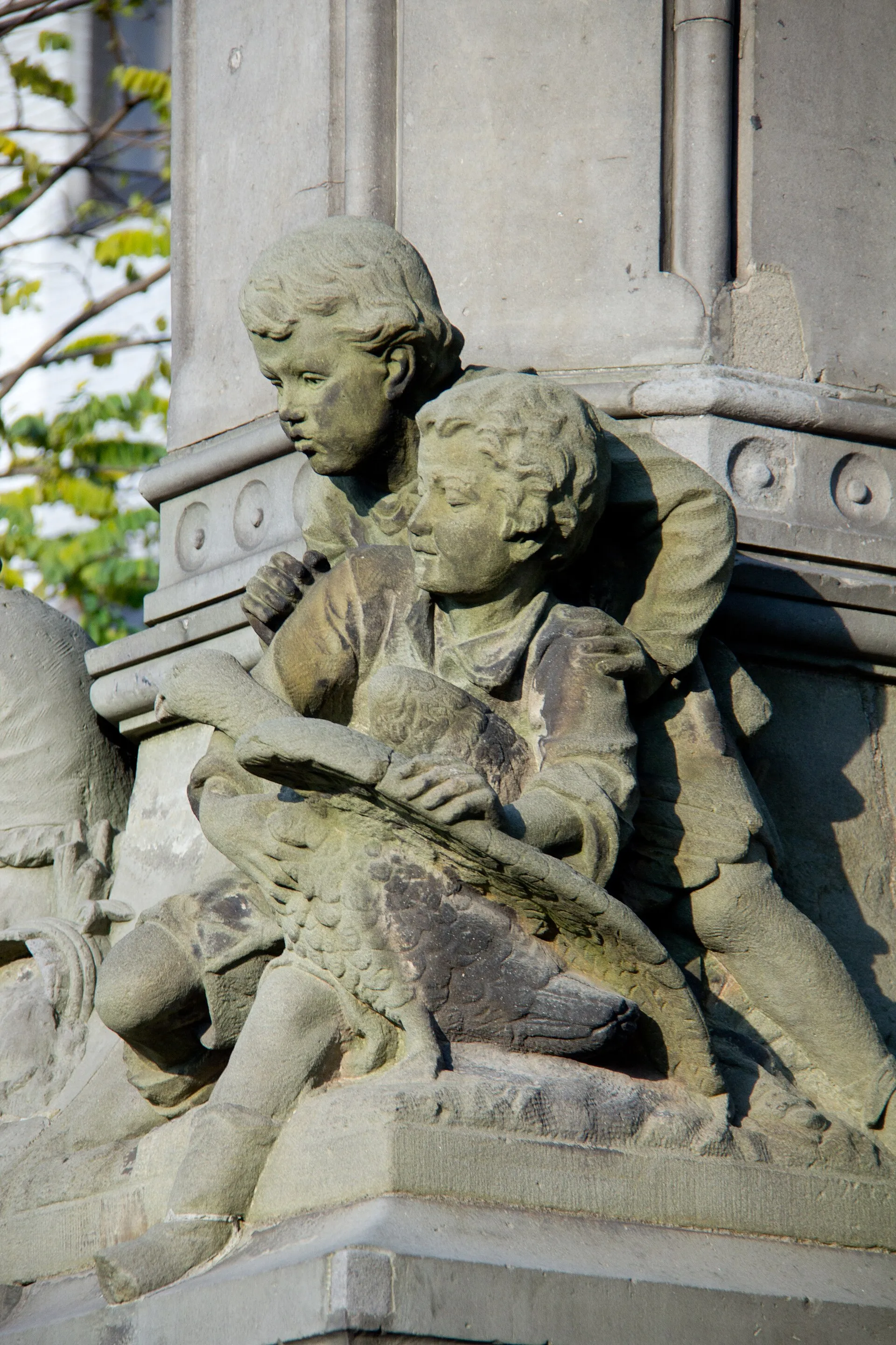 Hermann-Joseph-Brunnen, Waidmarkt, Köln. Detail: Sich raufende Knaben am Sockel der Säule