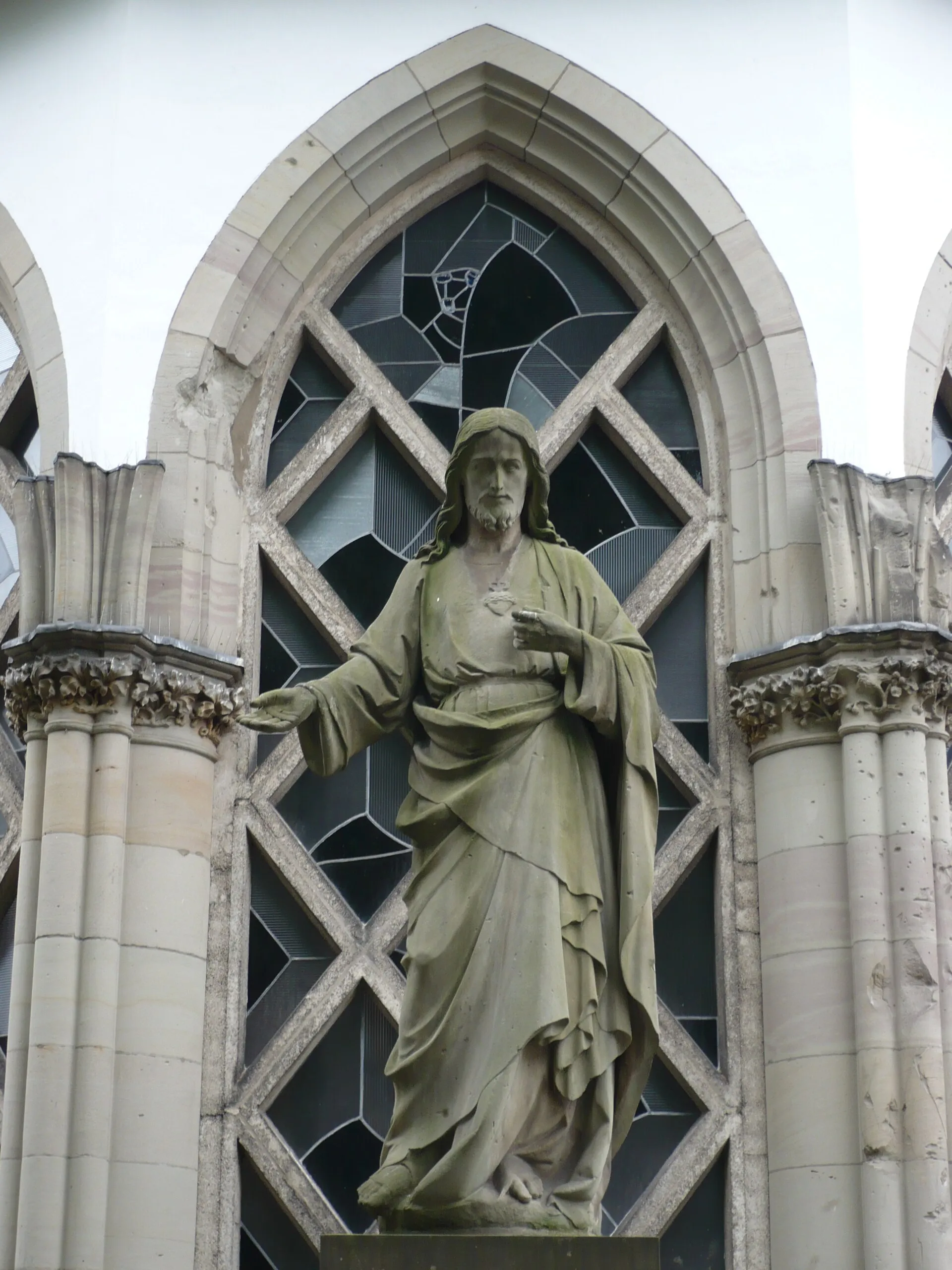 de:Herz-Jesu-Kirche (Köln) , Christusstatue vor der Sakramentskapelle des Kölner Bildhauers Alexander Iven, 1902