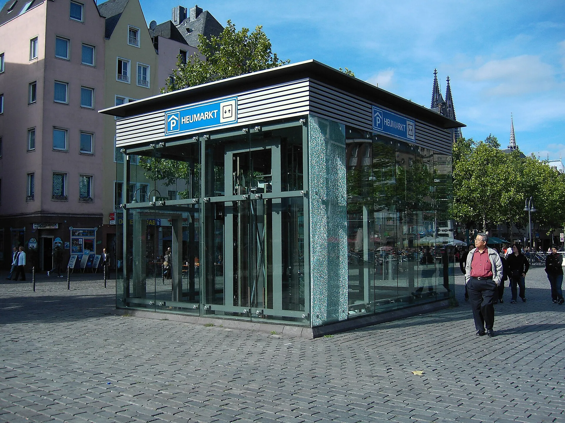 Entrance to the underground car park at the Heumarkt in Cologne .