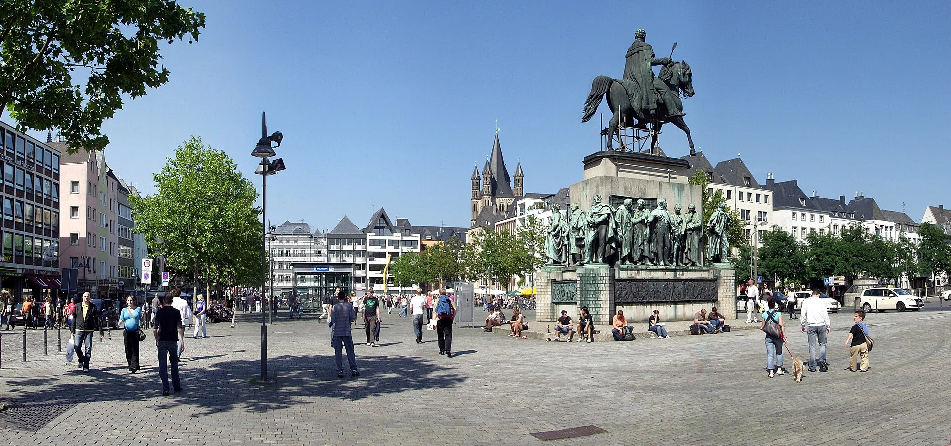 Heumarkt in Köln, Ansicht von Süden, mit dem Friedrich Wilhelm III.-Reiterstandbild.