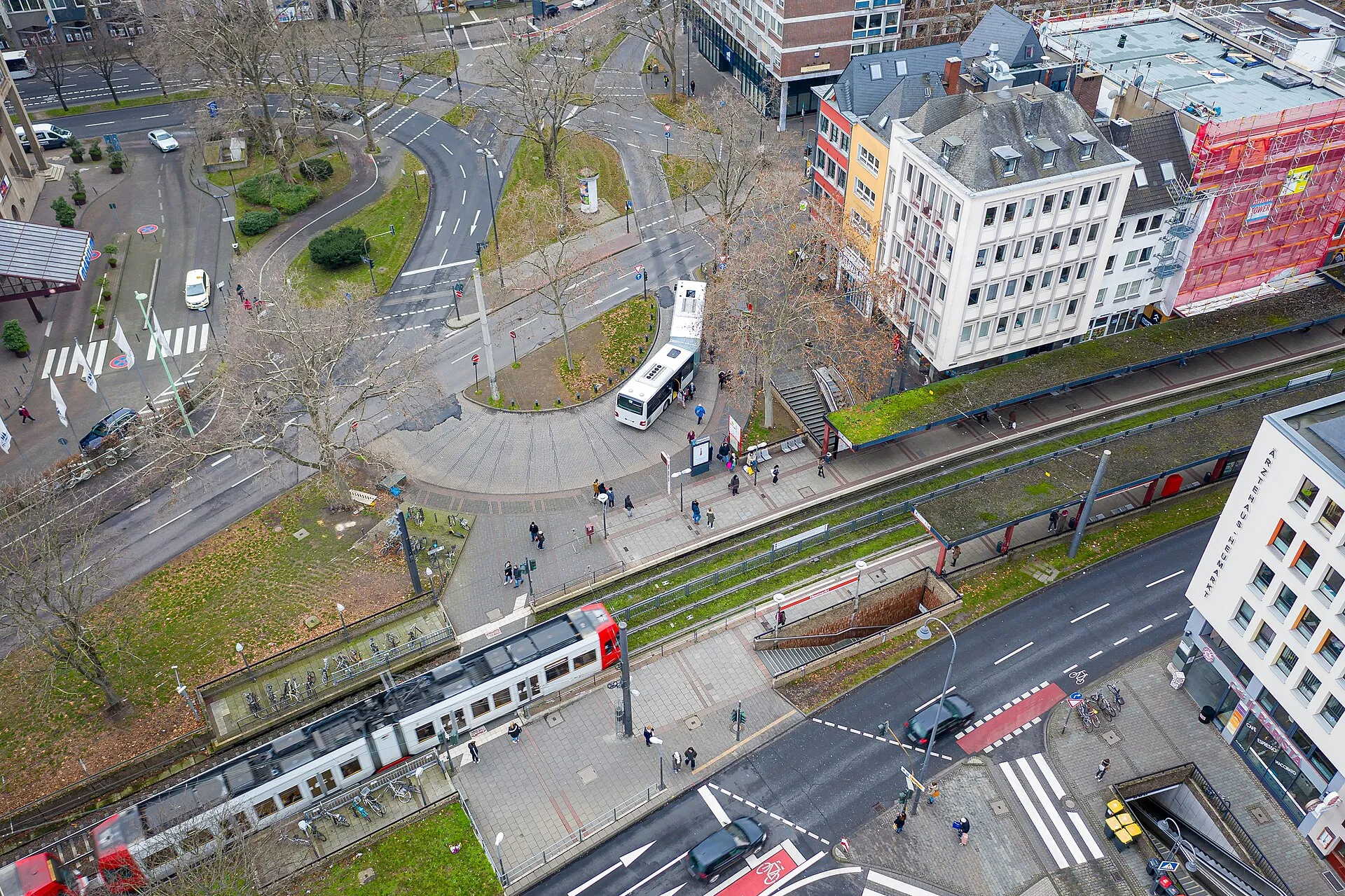 Südteil des Heumarktes mit Stadtbahn- und Bushaltestelle