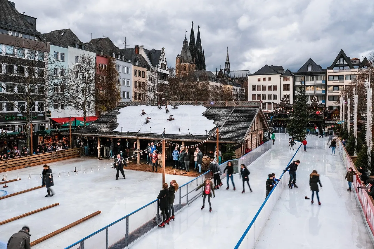 Weihnachtsmarkt auf dem Heumarkt mit Eisbahn