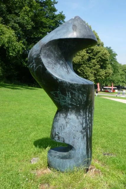 Skulptur Uralte Form von Lajos Barta