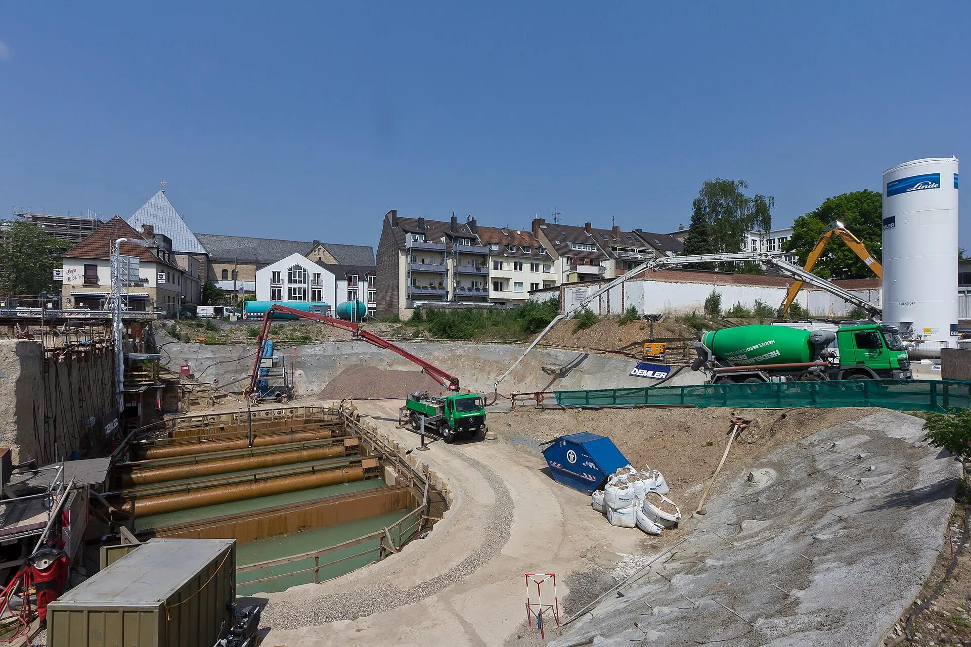 Historisches Archiv der Stadt Köln - Verfüllung der Bergungsbaugrube als vorbereitende Maßnahme zur Aushebung des Besichtungsbauwerkes. Auf der rechten Seite be