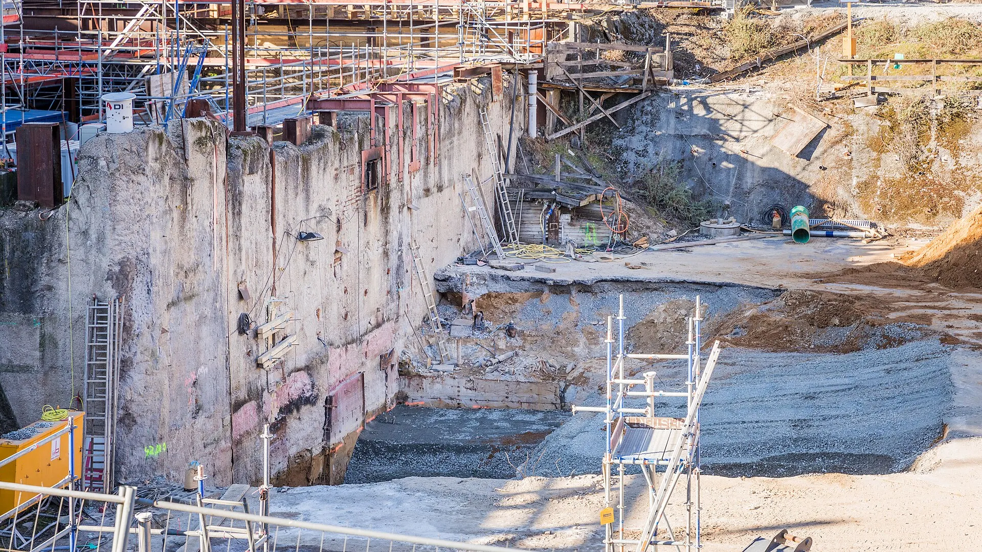 Schlitzwand des Gleiswechselbauwerk der Nord-Süd-Stadtbahn am Waidmarkt mit verfülltem Besichtigungsbauwerk, März 2021. An der Stelle der Baugrube befand sich b