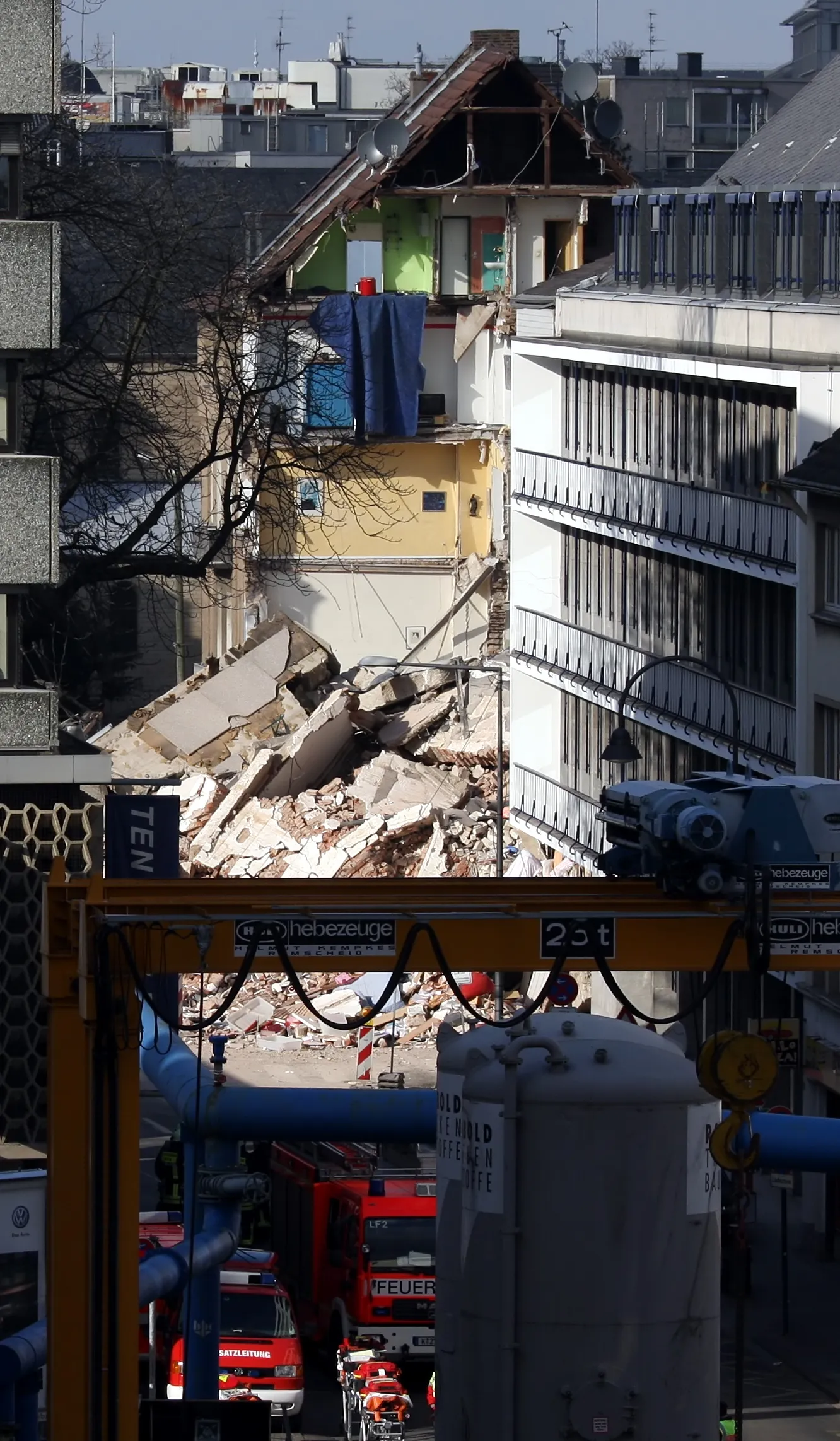 Collapsed archive and a neighbouring building in March 2009