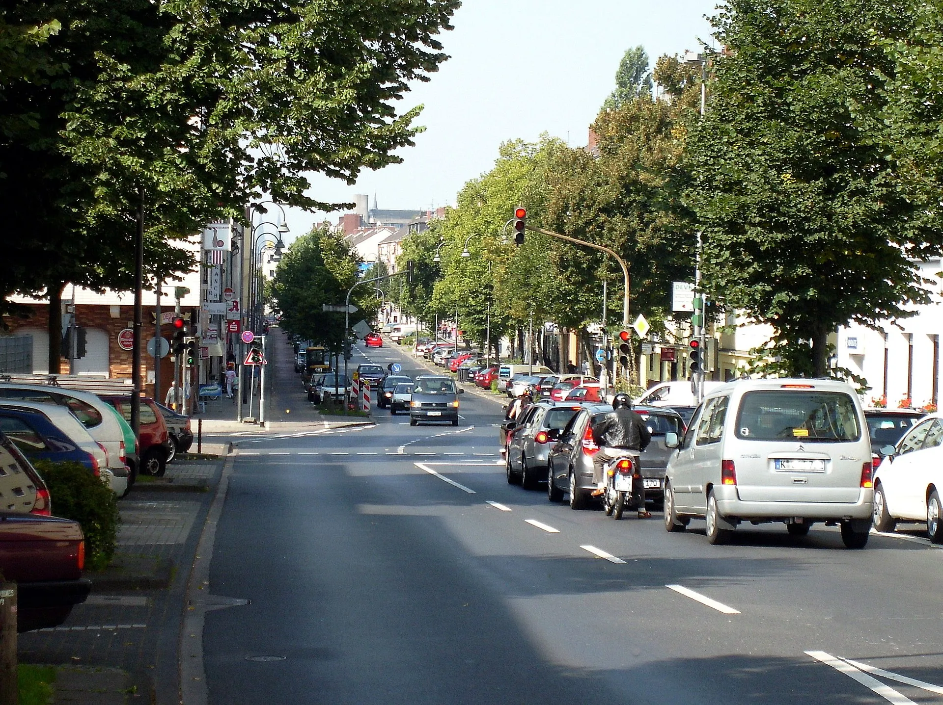 Olpener Straße, das Ortszentrum Höhenbergs (2008)