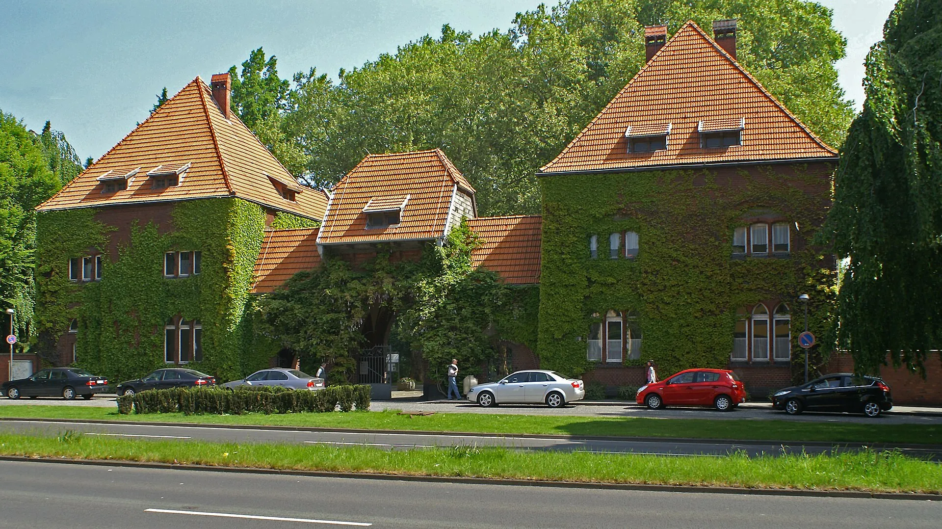 Eingang des Mülheimer Friedhofs (2010)