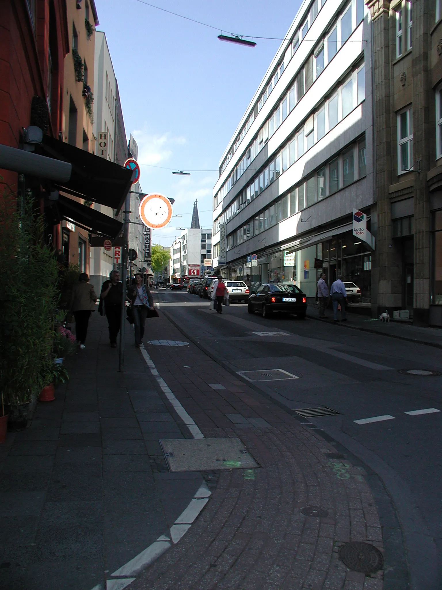 Anfang der Hohe-Pforte, Köln. Blick in Richtung Hohe Straße am Horizont