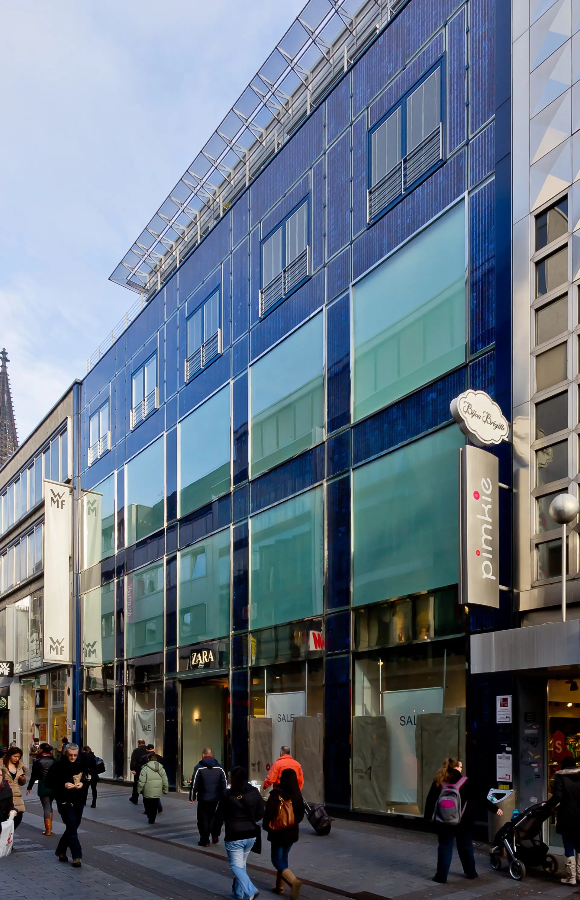 Geschäftshaus Hohe Straße 128-132. Erdgeschoss: Ladengeschäft des Textilunternehmens „Zara“ Architekt: Georg Feinhals, Bauzeit: 2002-2003 [1] . 140 m² der Fassa