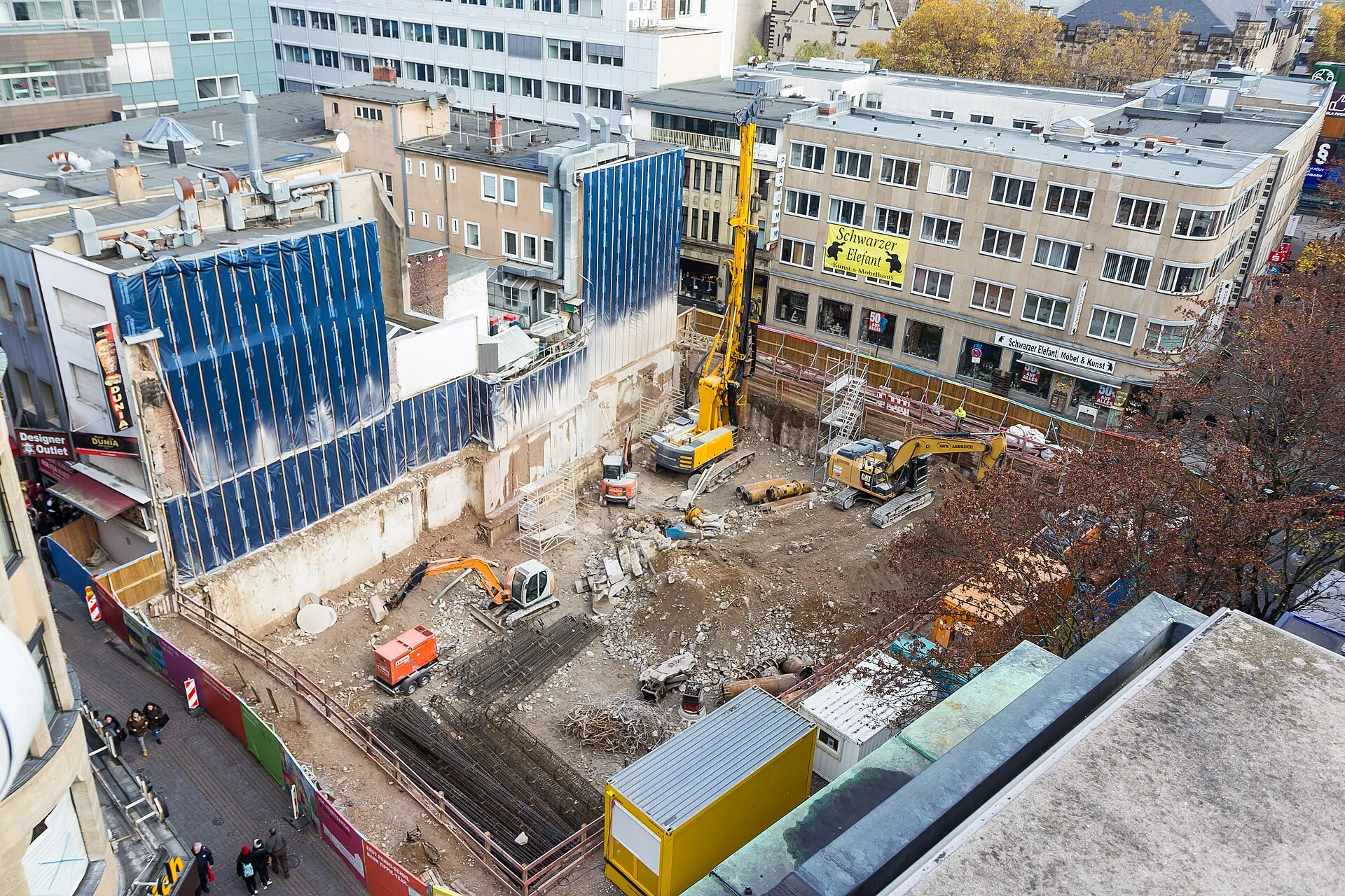 Baugrube Hohe Straße 52 Ecke Gürzenichstraße - Projektname: 52HI. In der Baugrube arbeitet ein Drehbohrgerät Bauer BG 24 H