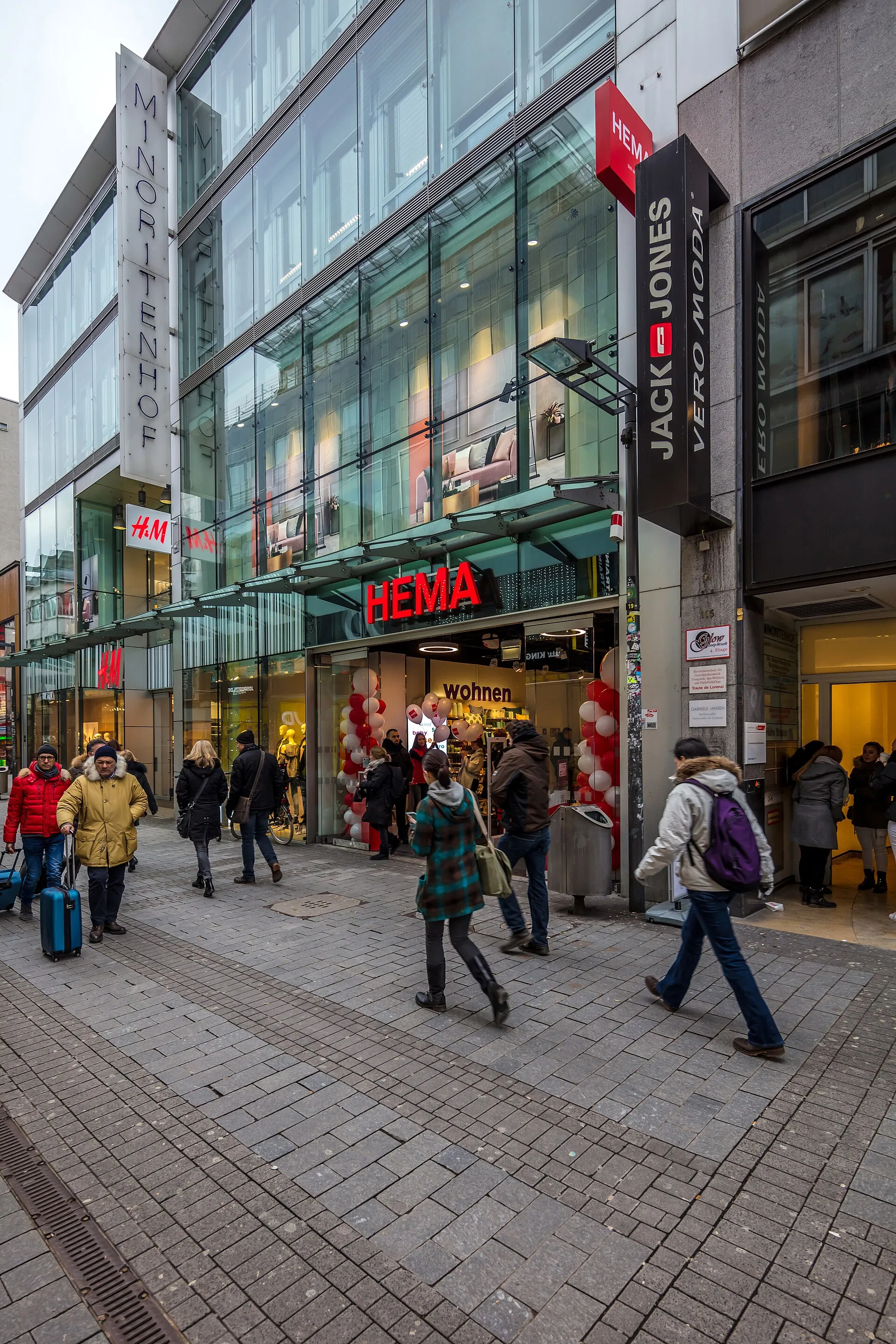 Opening day in Hohe Strasse, Cologne (25-01-2017) - Human picture: (1 body / 1 lens / 1 human = 1 picture ) 0% AI ... ;- ) ... Following vandalization (Rotterda