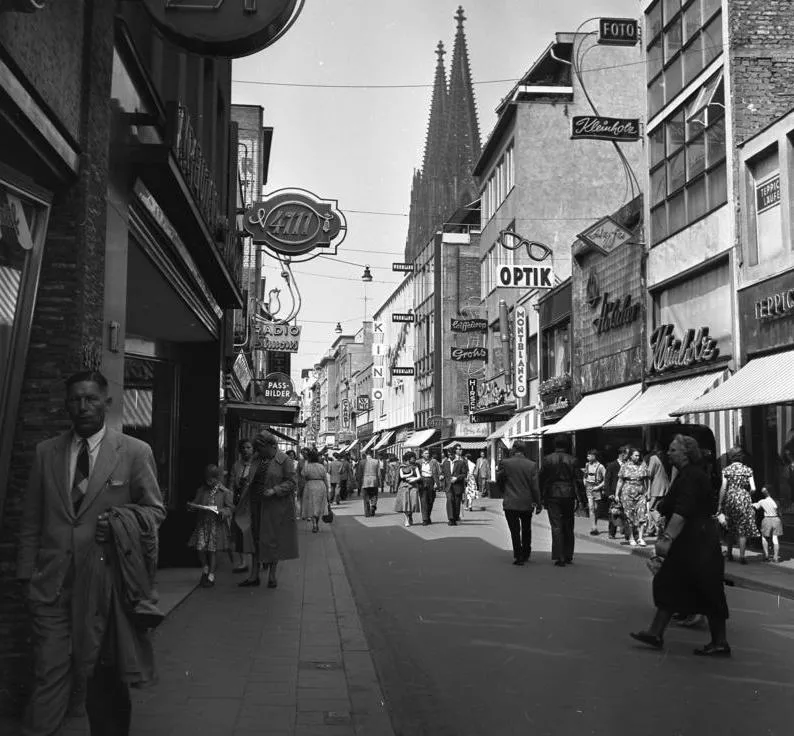 For documentary purposes the German Federal Archive often retained the original image captions , which may be erroneous, biased, obsolete or politically extreme