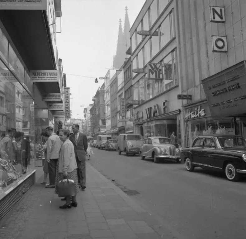 For documentary purposes the German Federal Archive often retained the original image captions , which may be erroneous, biased, obsolete or politically extreme