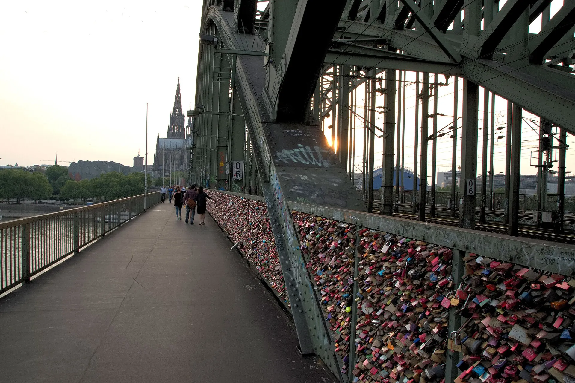 Hohenzollernbrücke Köln mit Liebesschlösser.