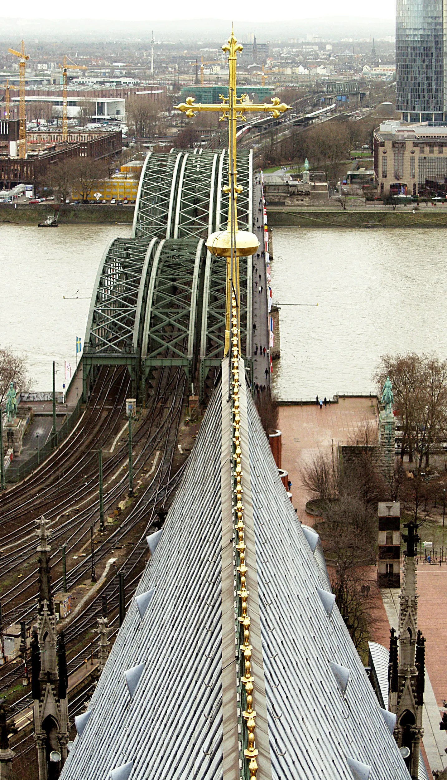 Blick vom Vierungsturm des Kölner Doms. Die Ausrichtung der Hohenzollernbrücke auf die Mittelachse des Domes ist erkennbar (2007).