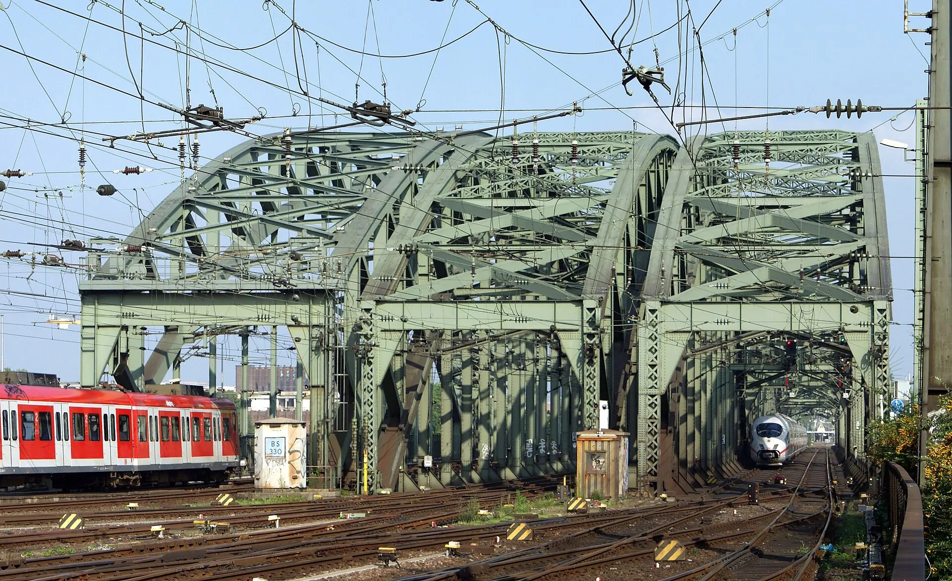 Einfahrt von Westen (Fahrtrichtung Osten) in die Hohenzollernbrücke , Köln