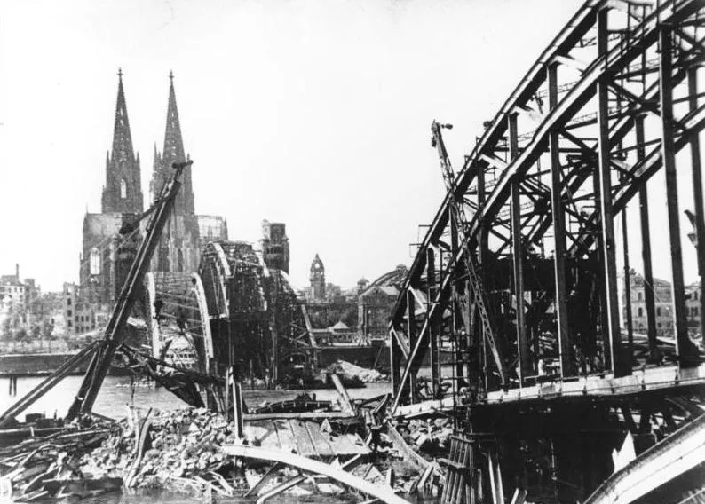 Hohenzollernbrücke nach Sprengung durch die Wehrmacht 1945