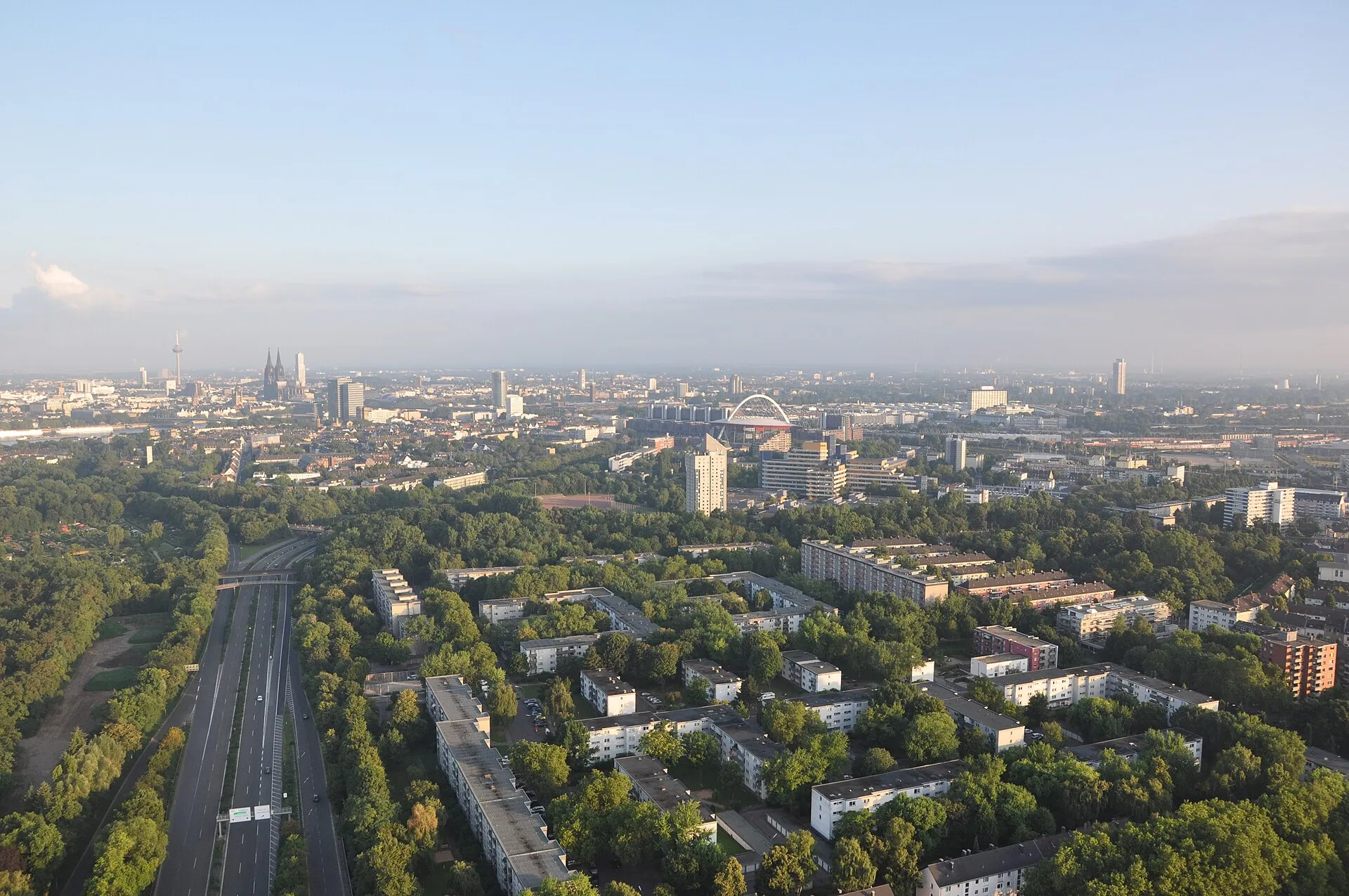 Ballonfahrt Köln. Blick über den Westen von Humboldt/Gremberg , Kannebäcker Str. - daneben der Humboldtpark