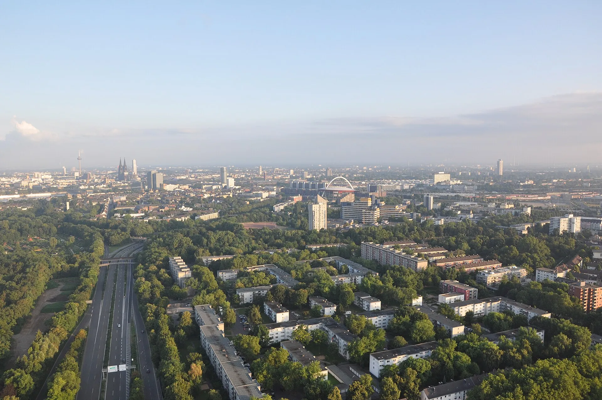 Ballonfahrt Köln. Blick über den Westen von Humboldt/Gremberg , Kannebäcker Str. - daneben der Humboldtpark