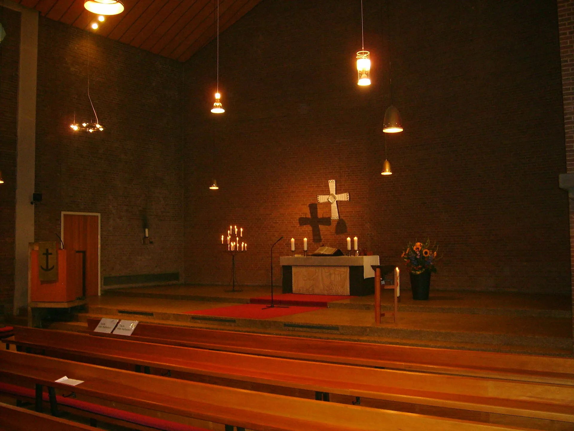 Innenraum der Johanneskirche in Köln, Stirnseite mit Altar und Triumphkreuz