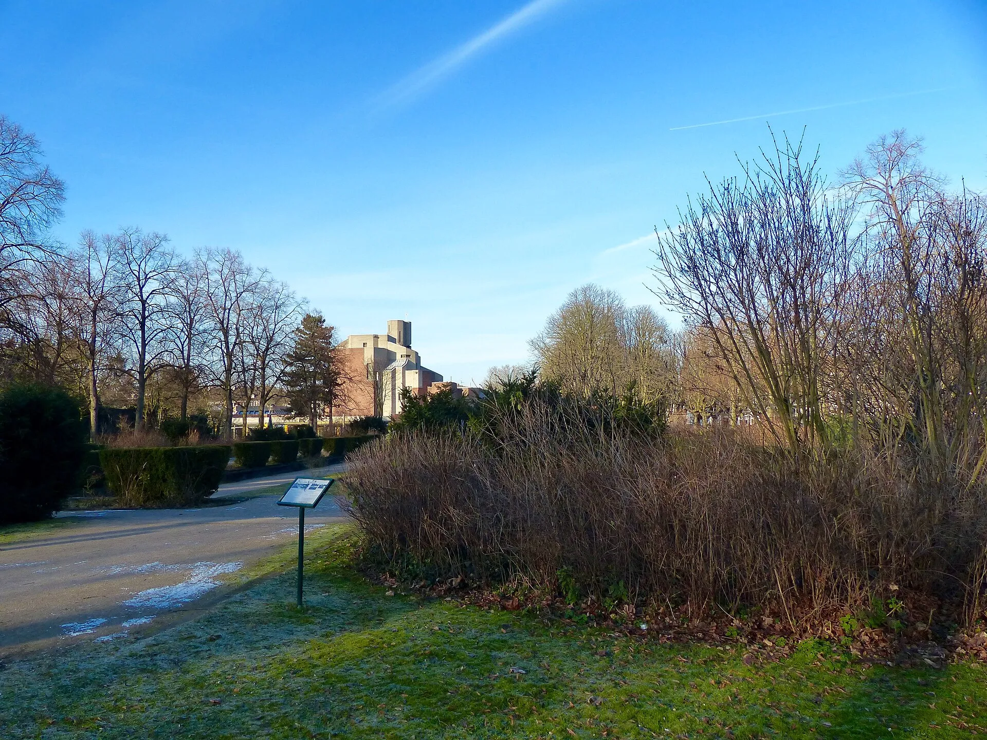 Köln-Lindenthal: Karl-Schwering-Platz mit der Kirche Christi Auferstehung