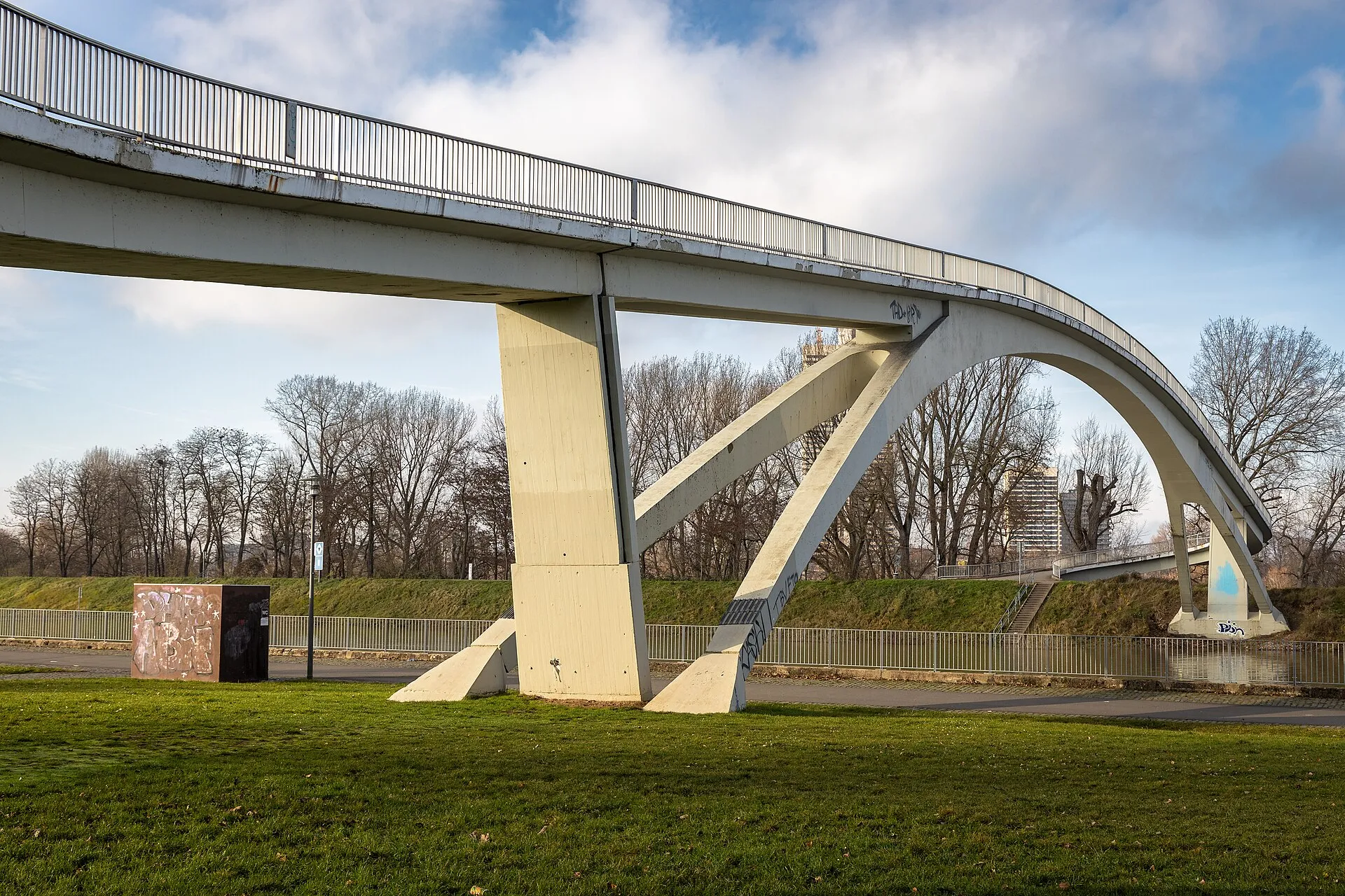 Katzenbuckelbrücke im Mülheimer Hafen