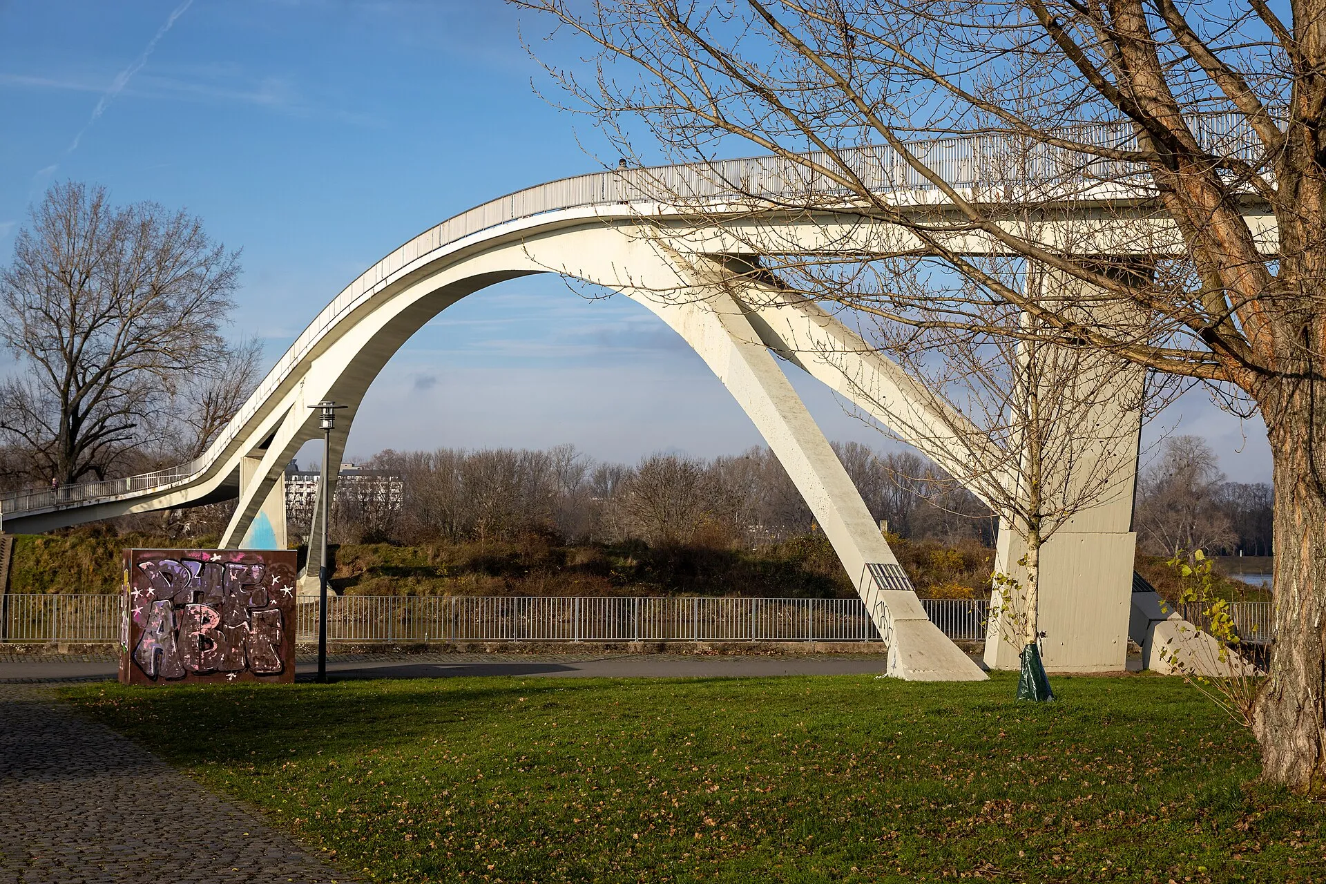 Katzenbuckelbrücke im Mülheimer Hafen