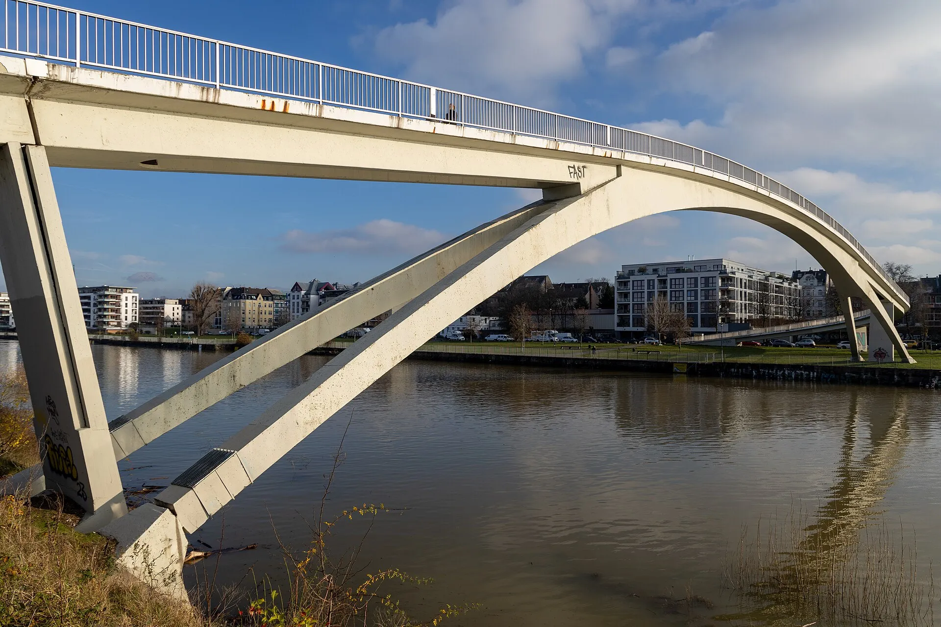 Katzenbuckelbrücke im Mülheimer Hafen