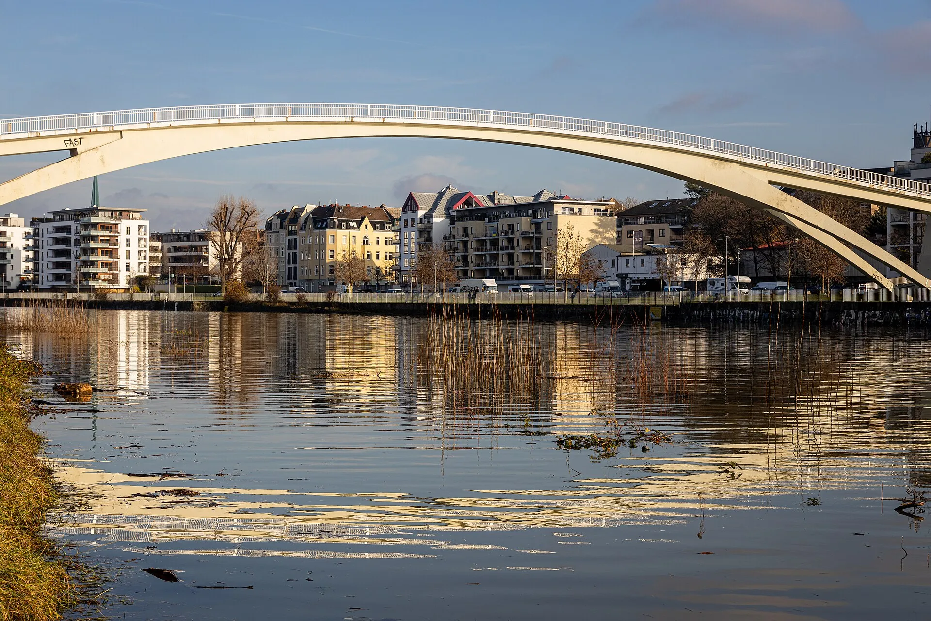 Katzenbuckelbrücke im Mülheimer Hafen
