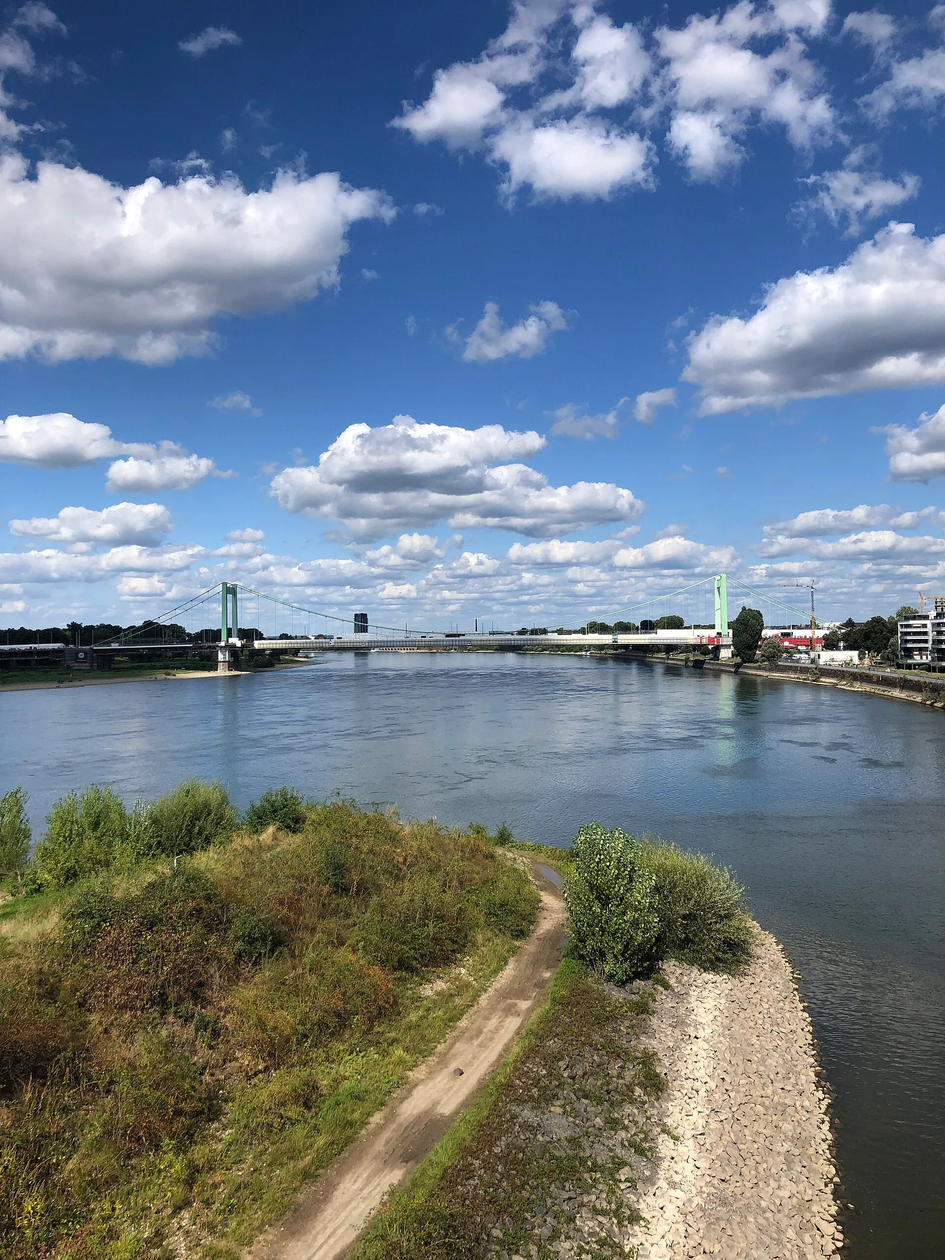 Blick von der Katzenbuckelbrücke in Köln-Mülheim auf die Mülheimer Brücke