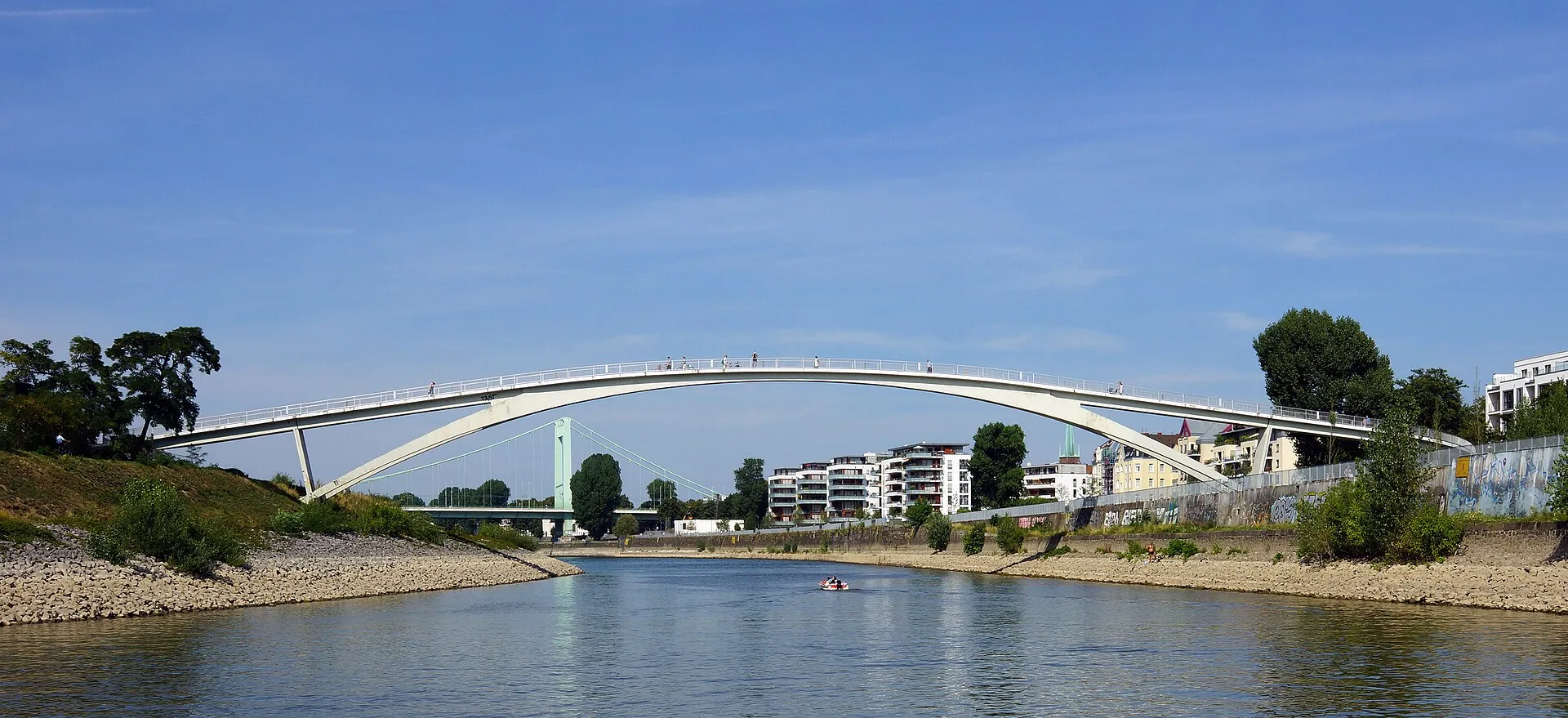 Hafenbrücke/ sog. Katzenbuckel „Drachenbrücke“ an der Einfahrt des Mülheimer Hafens in Köln.