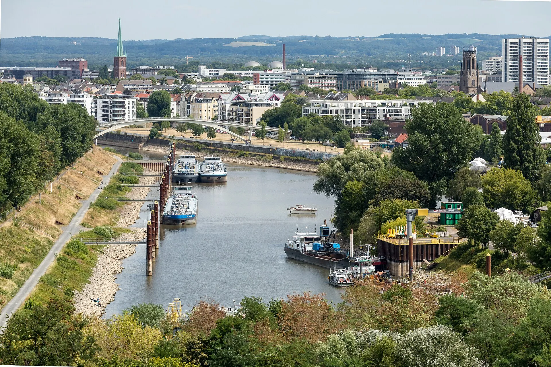 Mülheimer Hafen, nordwestliches Hafenbecken. Links: Liegeplätze für Frachtschiffe, rechts: der Tonnenhof des Wasserstraßen- und Schifffahrtsamtes Köln