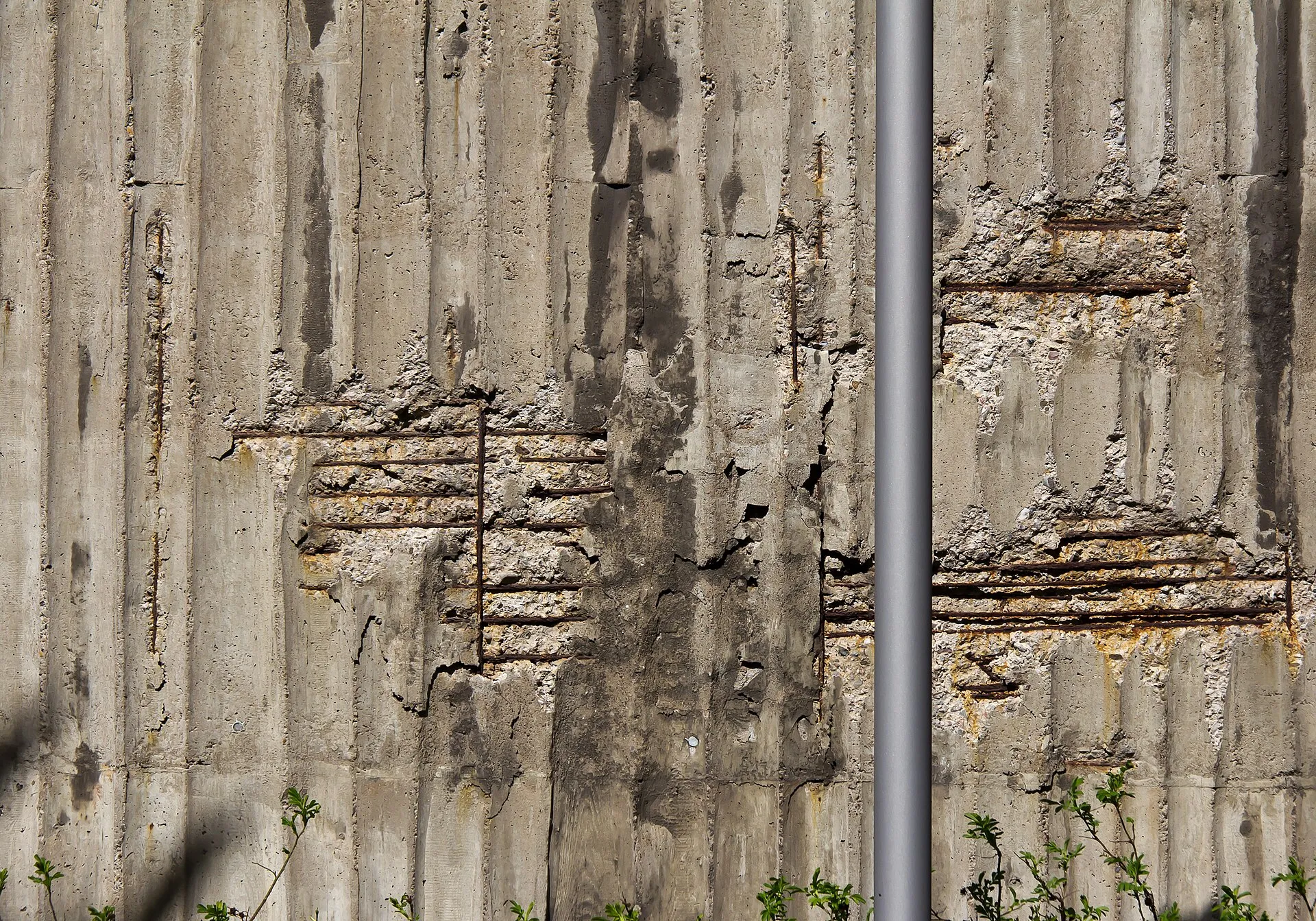 Kirche Johannes XXIII., Katholische Hochschulgemeinde Köln. Foto: Teile der Fassade bzw. des Stahlbetons sind durch Carbonatisierung beschädigt.