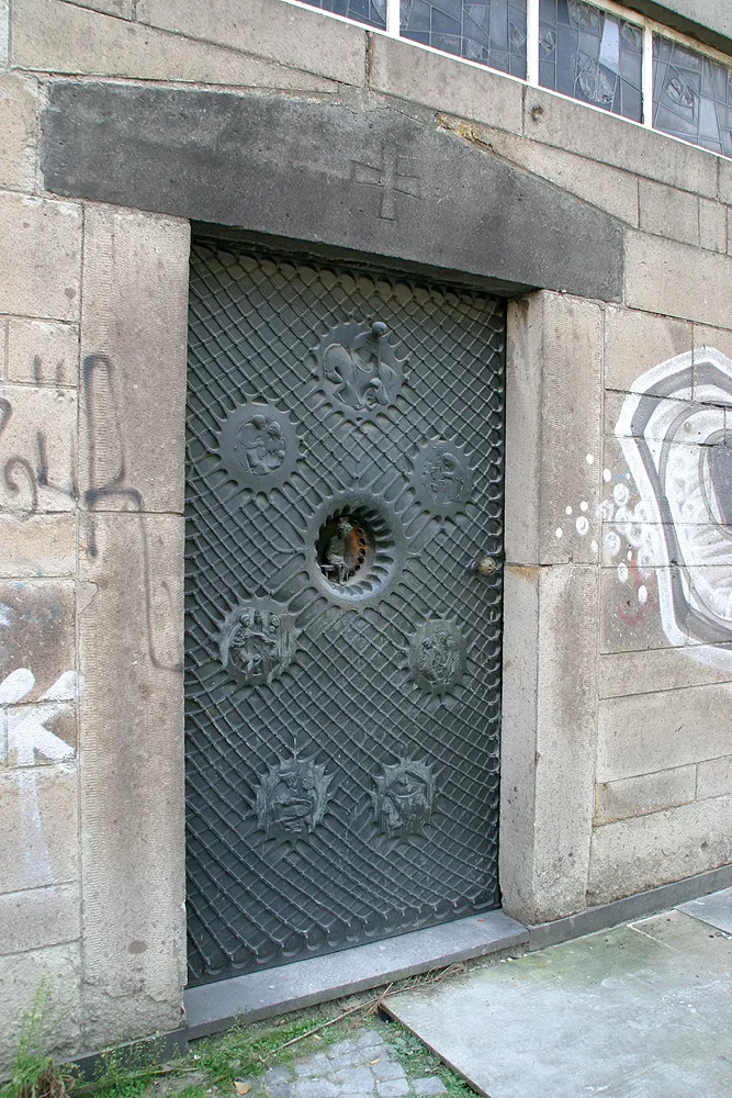 Portal von Klein St. Martin, ehemalige Kirche in Köln. Künstler der Tür: Heribert Calleen