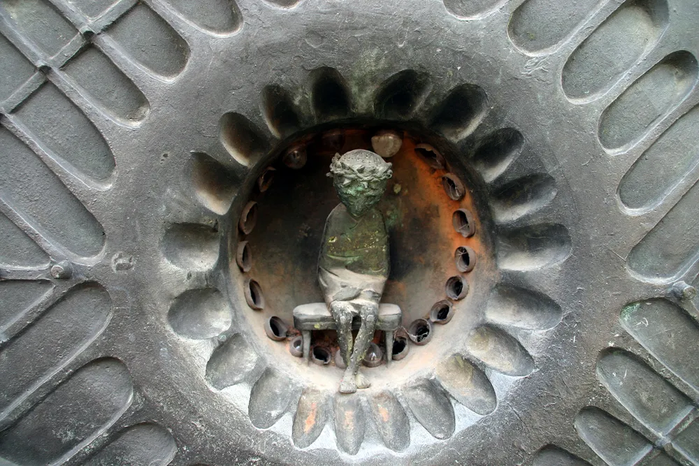 Klein St. Martin, Kirche in Köln. Detail des Bronzeportals von Heribert Calleen, 1963