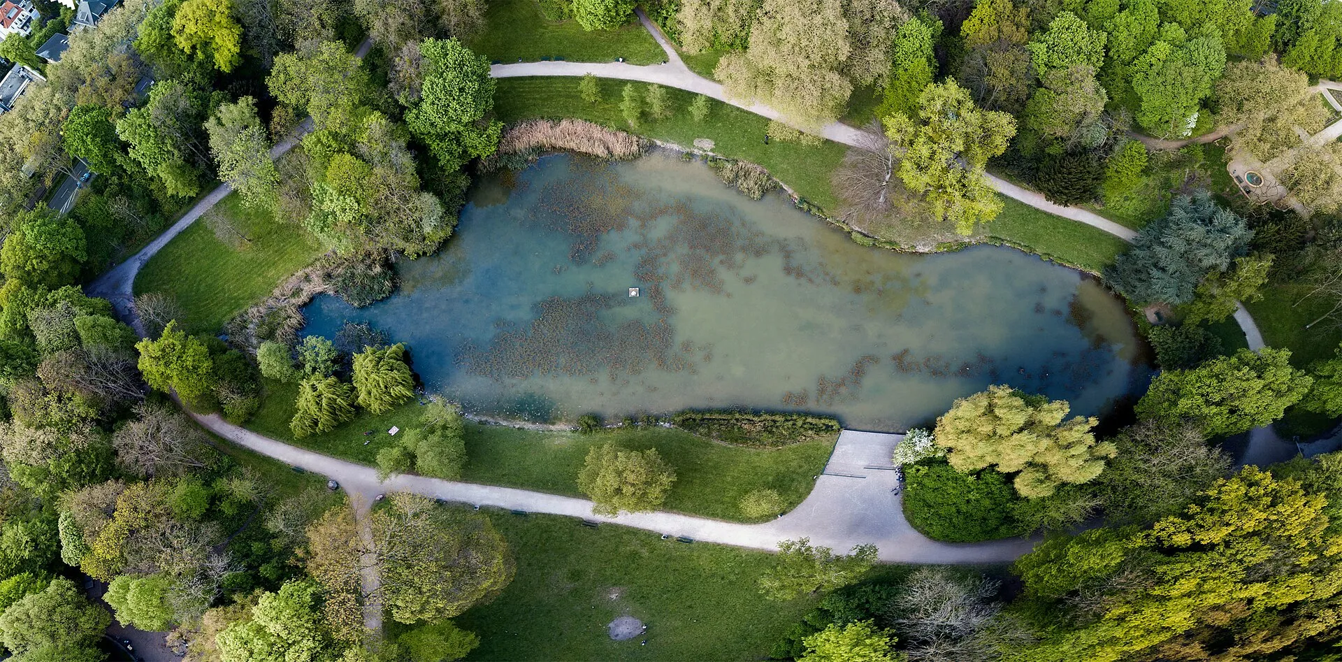 Der im Südwesten im Stadtteil Klettenberg gelegene Park im Frühling 2017. Aufgenommen mit einer Drohne.