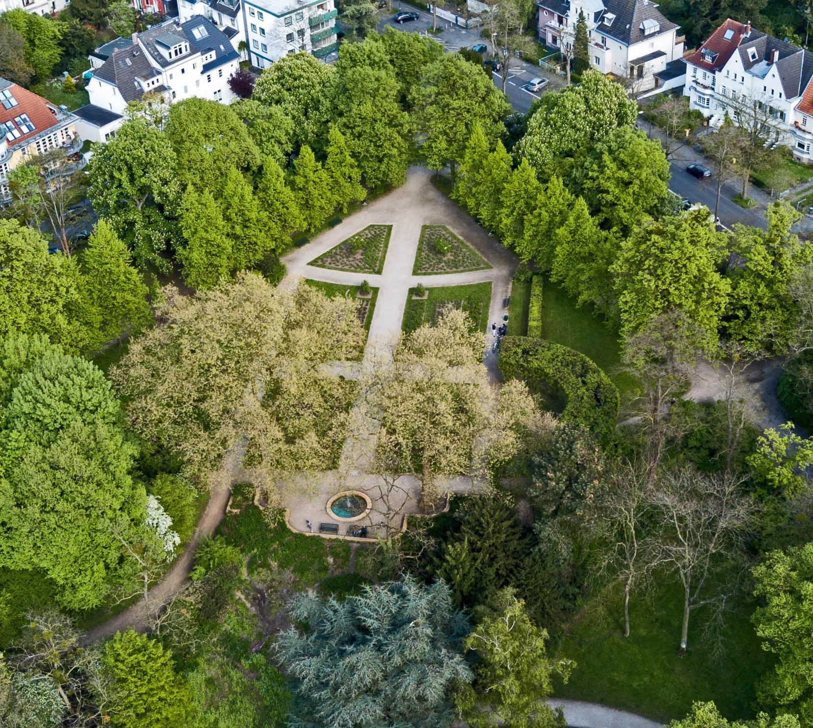 Der im Südwesten im Stadtteil Klettenberg gelegene Park im Frühling 2017. Aufgenommen mit einer Drohne. Oben rechts die Siebengebirgsallee, links die Nassestraß