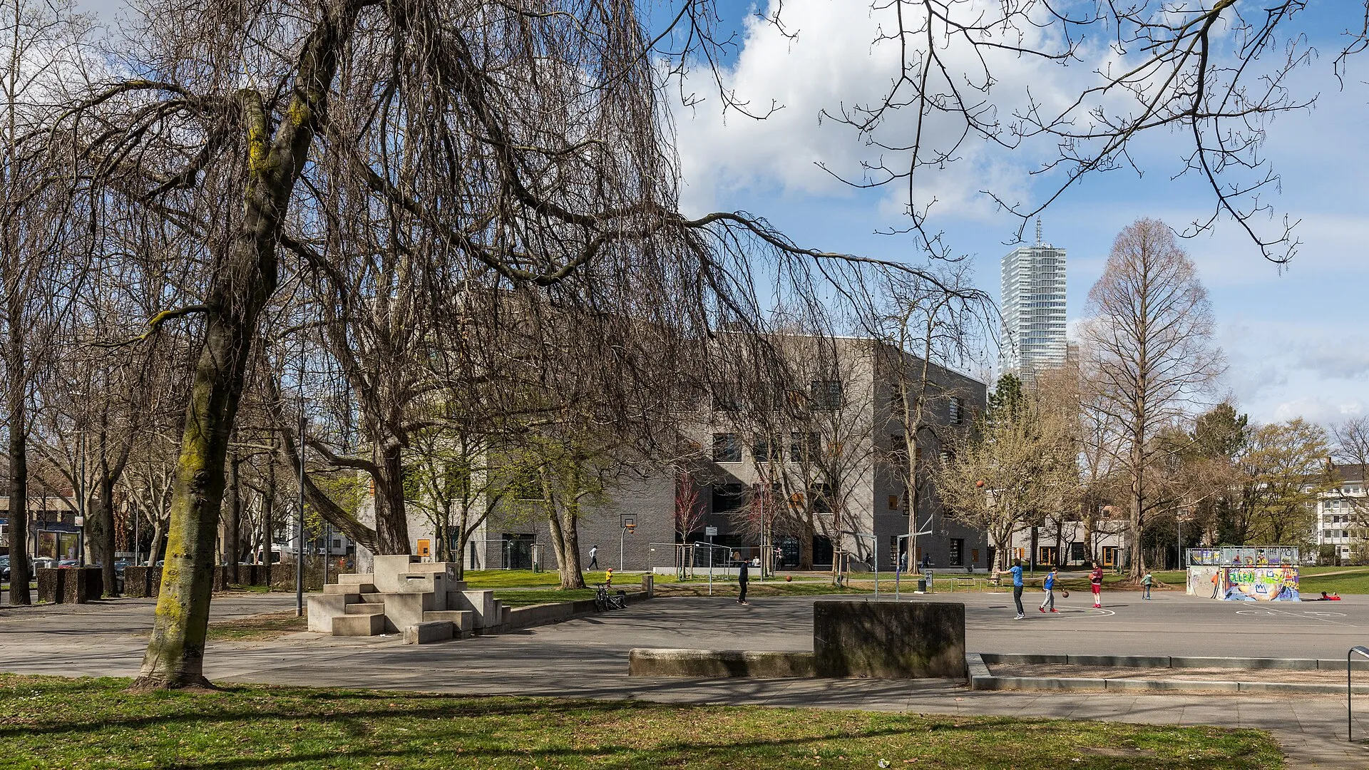 Eingang zum Klingelpützpark von der Ecke Koytostraße/Klingelpütz, im Hintergrund der Gebäudekomplex 2020 der Bildungslandschaft Altstadt-Nord