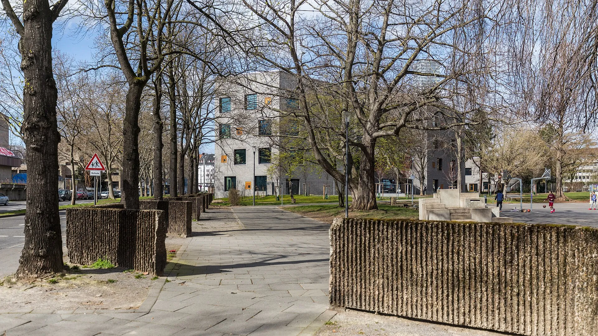 Eingang zum Klingelpützpark von der Ecke Koytostraße/Klingelpütz, im Hintergrund der Gebäudekomplex 2020 der Bildungslandschaft Altstadt-Nord