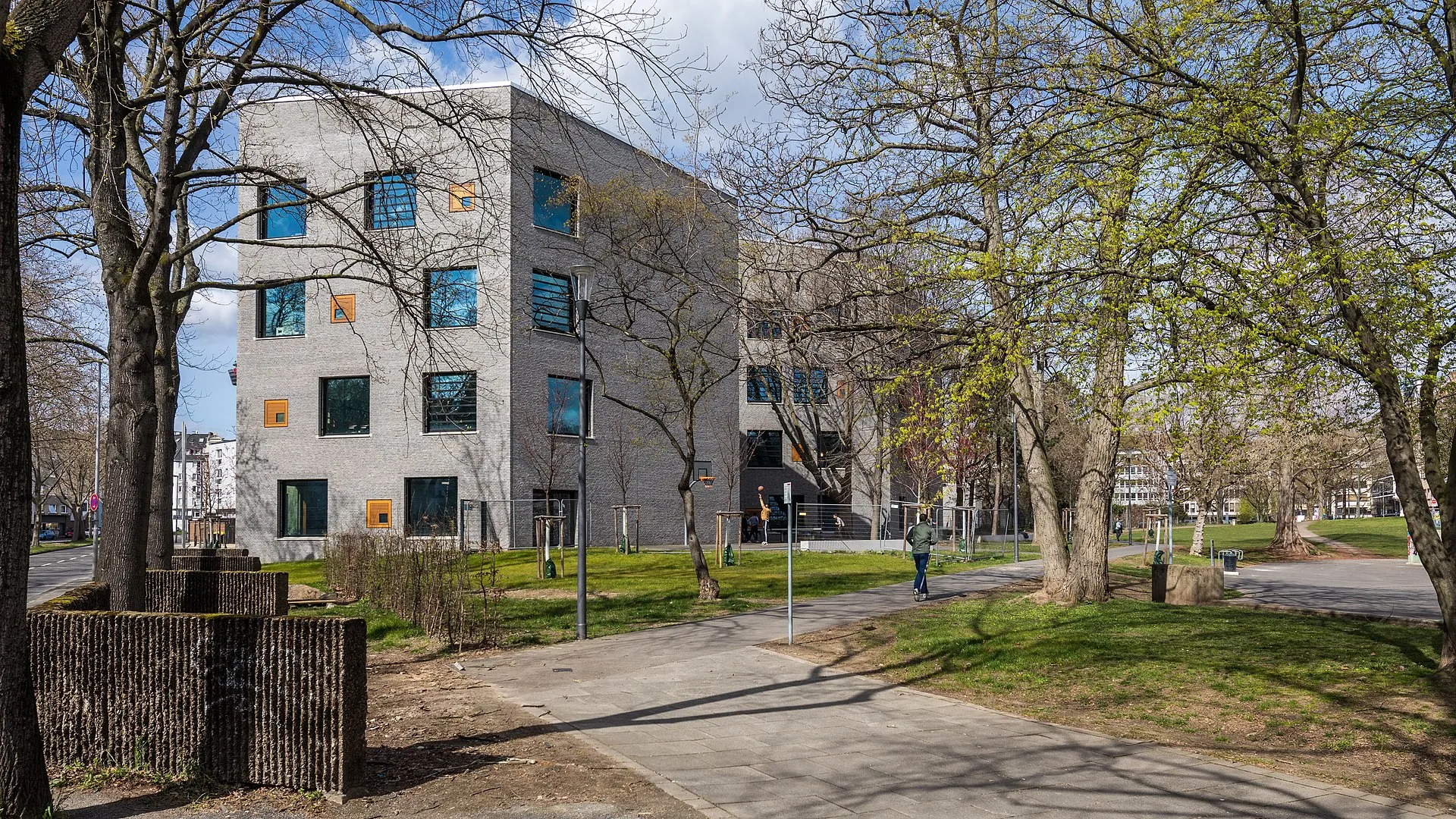 Eingang zum Klingelpützpark von der Ecke Koytostraße/Klingelpütz, im Hintergrund der Gebäudekomplex 2020 der Bildungslandschaft Altstadt-Nord