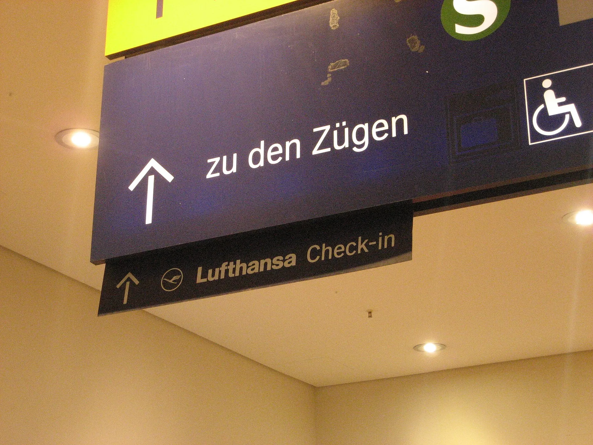 Wegweiser in Köln Hauptbahnhof zum Lufthansa Check-in (vgl de:AIRail . In der B-Passage, Richtung Nordosten. Der Check-in-Schalter scheint zum Zeitpunkt der Auf