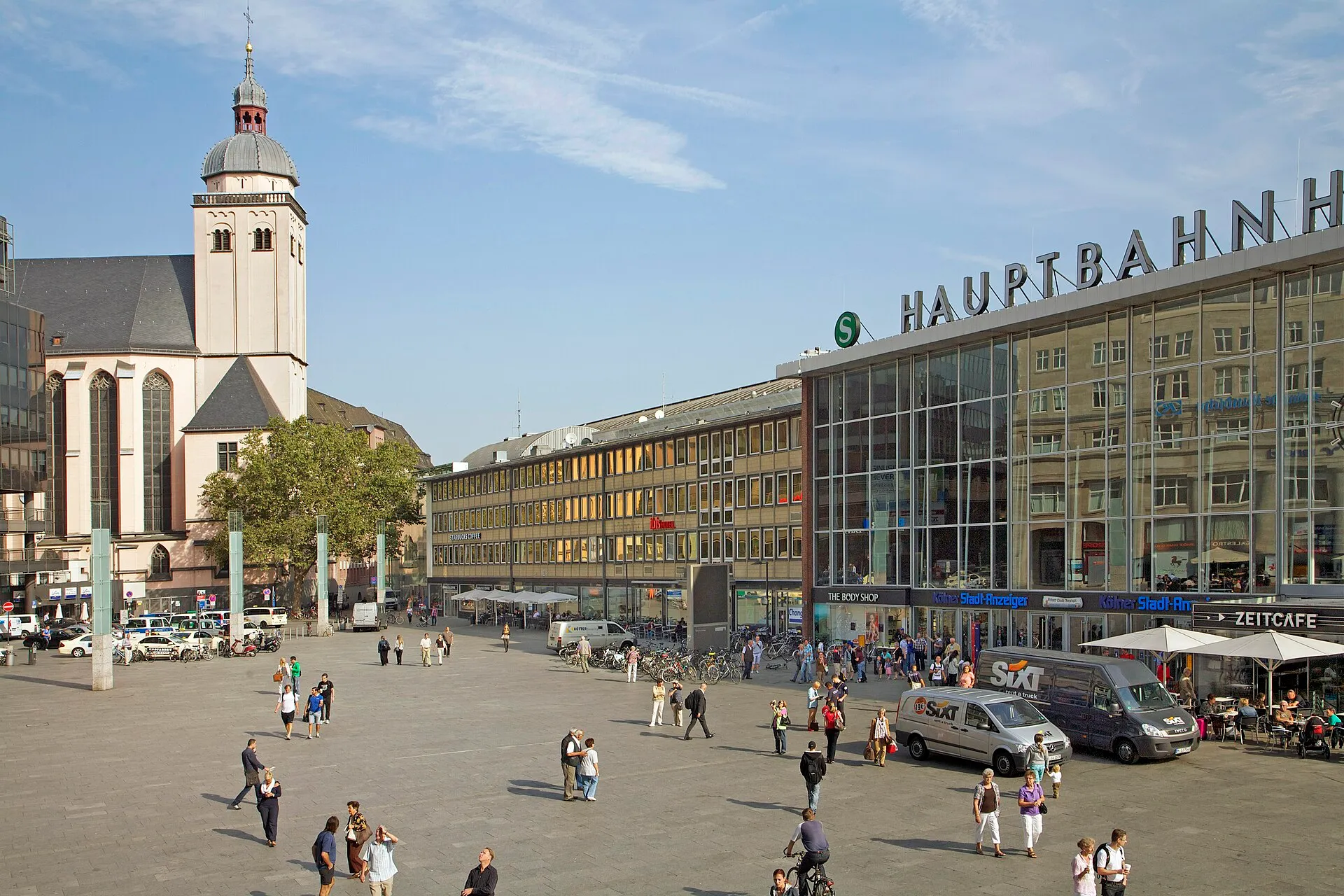 Köln: Hauptbahnhof und Barockkirche Sankt Mariä Himmelfahrt (Bahnhofvorplatz).