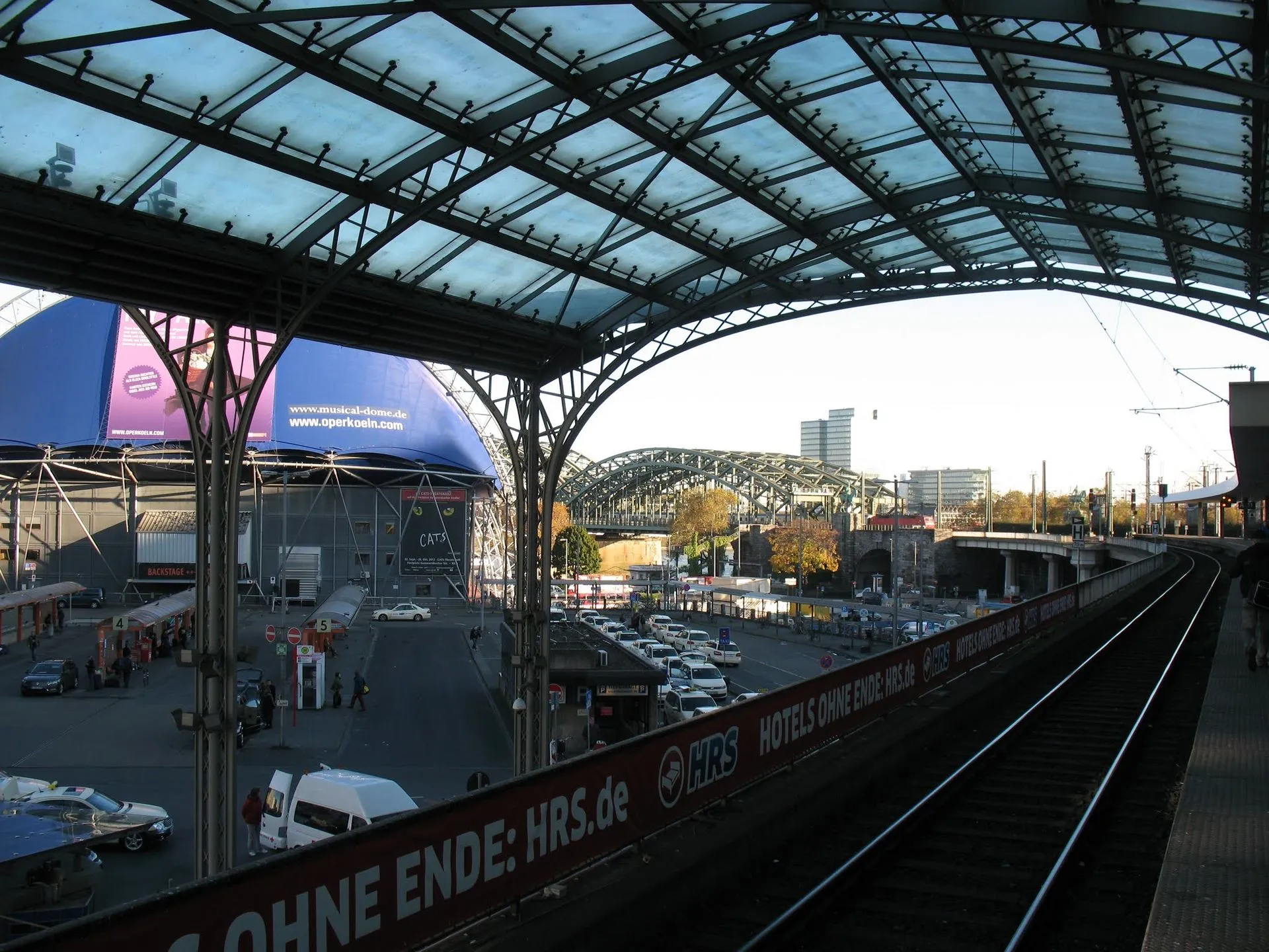Köln-Hbf, Blick auf Busbahnhof & Taxistand, 31. 10. 2012